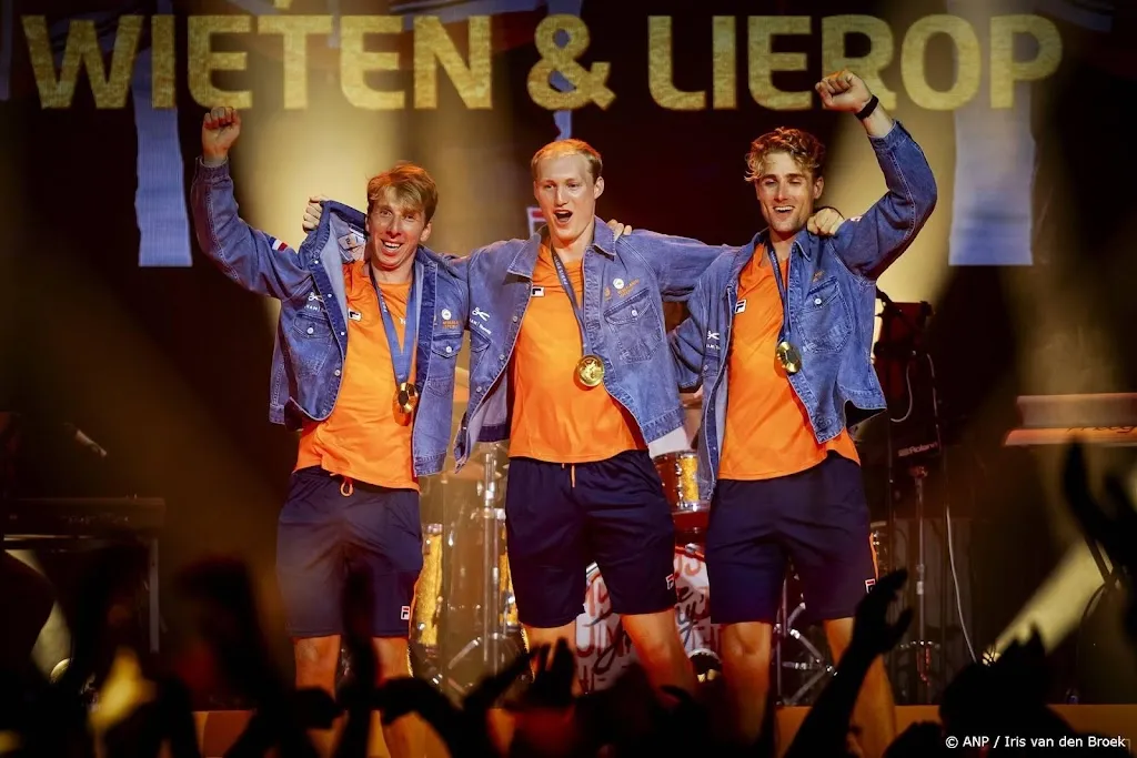 Roeiers gehuldigd in TeamNL Huis na gouden en zilveren medaille