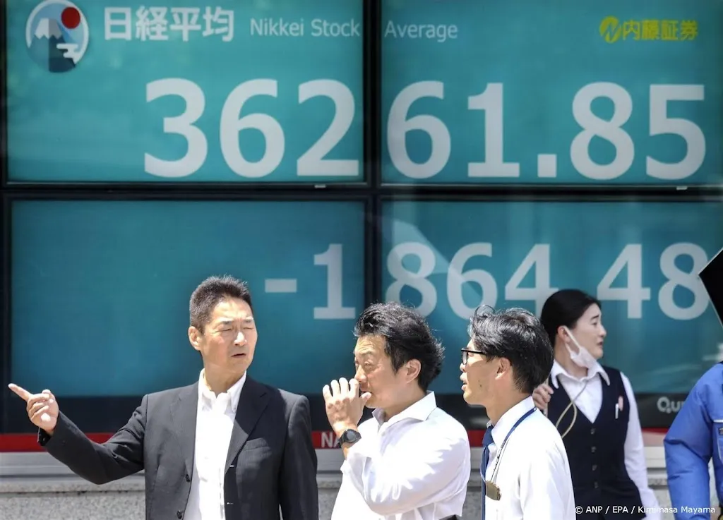 Verkoopgolf op Aziatische beurzen, Nikkei zakt bijna 5 procent. Wat is de oorzaak van het grootste dagverlies in meer dan vier jaar?