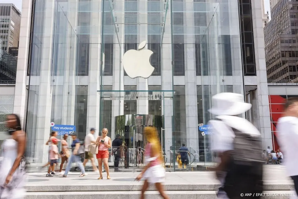 Bekende belegger Warren Buffett halveert belang in Apple bijna