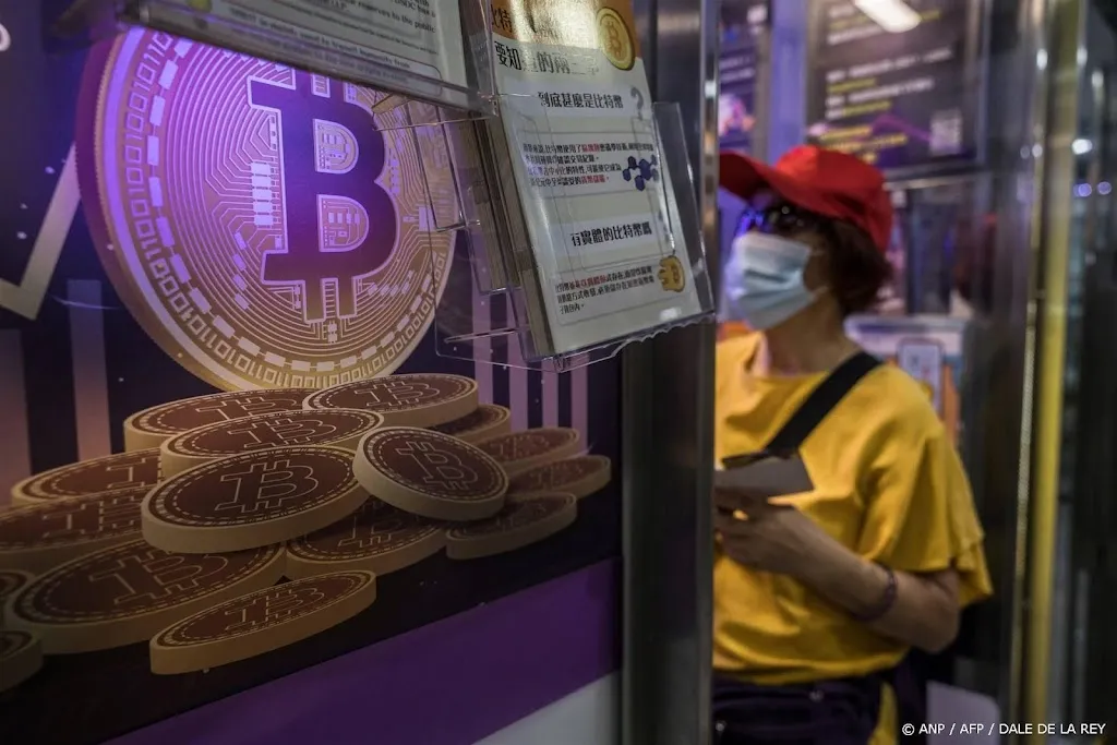 Bitcoin en ether kelderen naar laagste niveaus in maanden