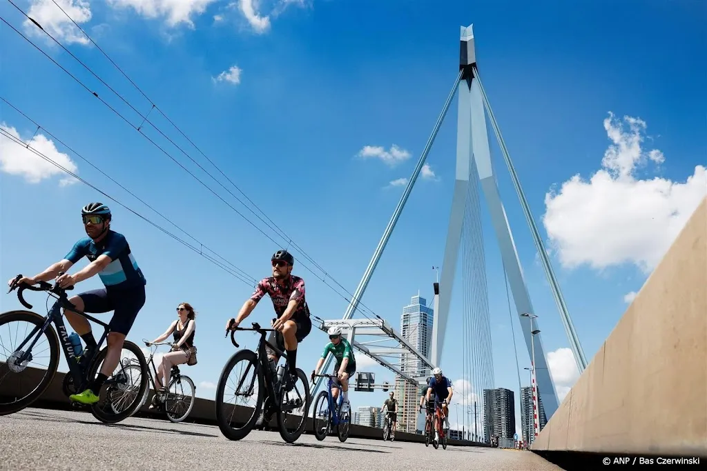 Wielrensters vertrokken in Rotterdam voor Tour de France Femmes