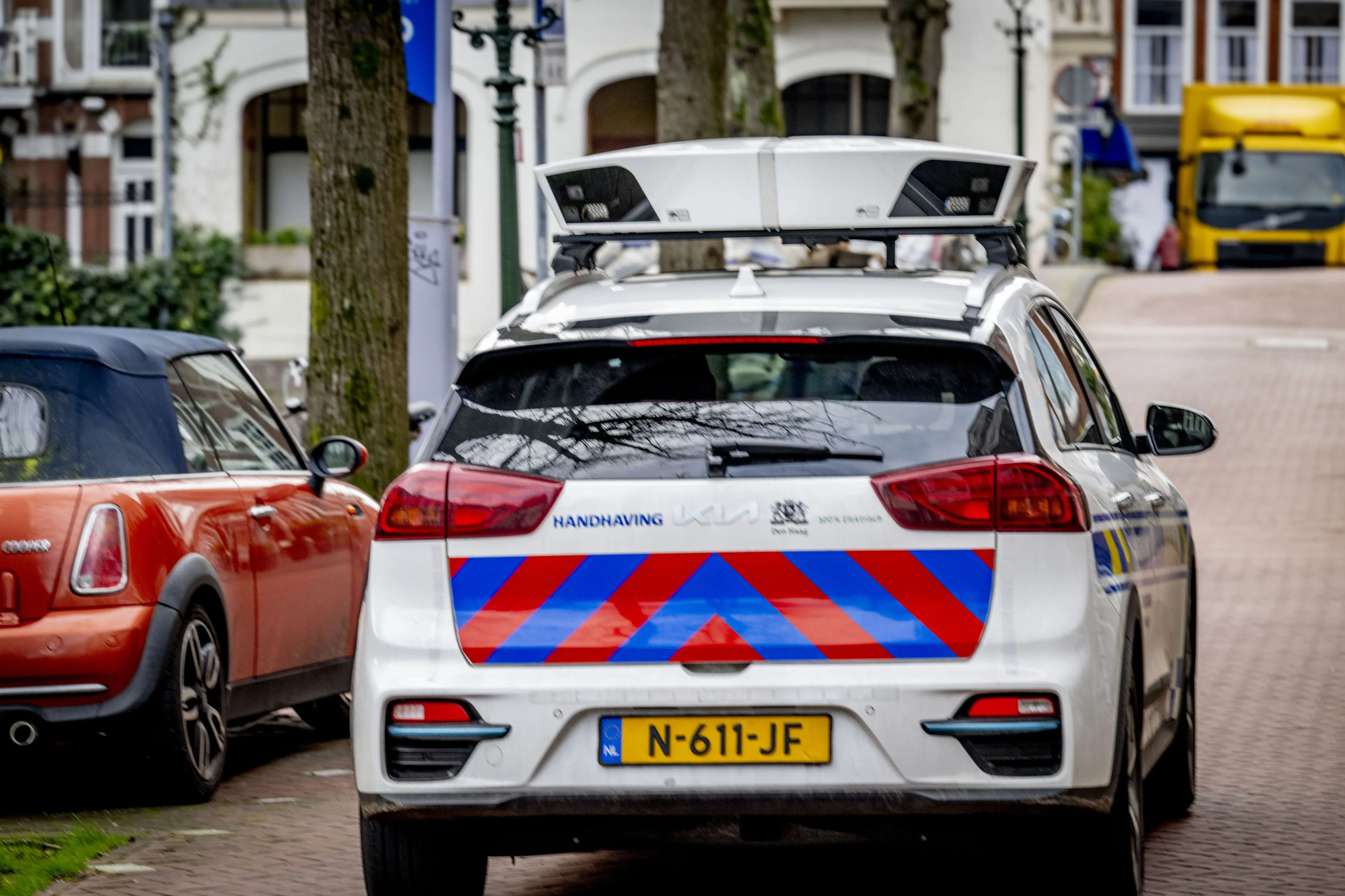 Kun je een bekeuring krijgen terwijl je bezig bent een kaartje te kopen?
