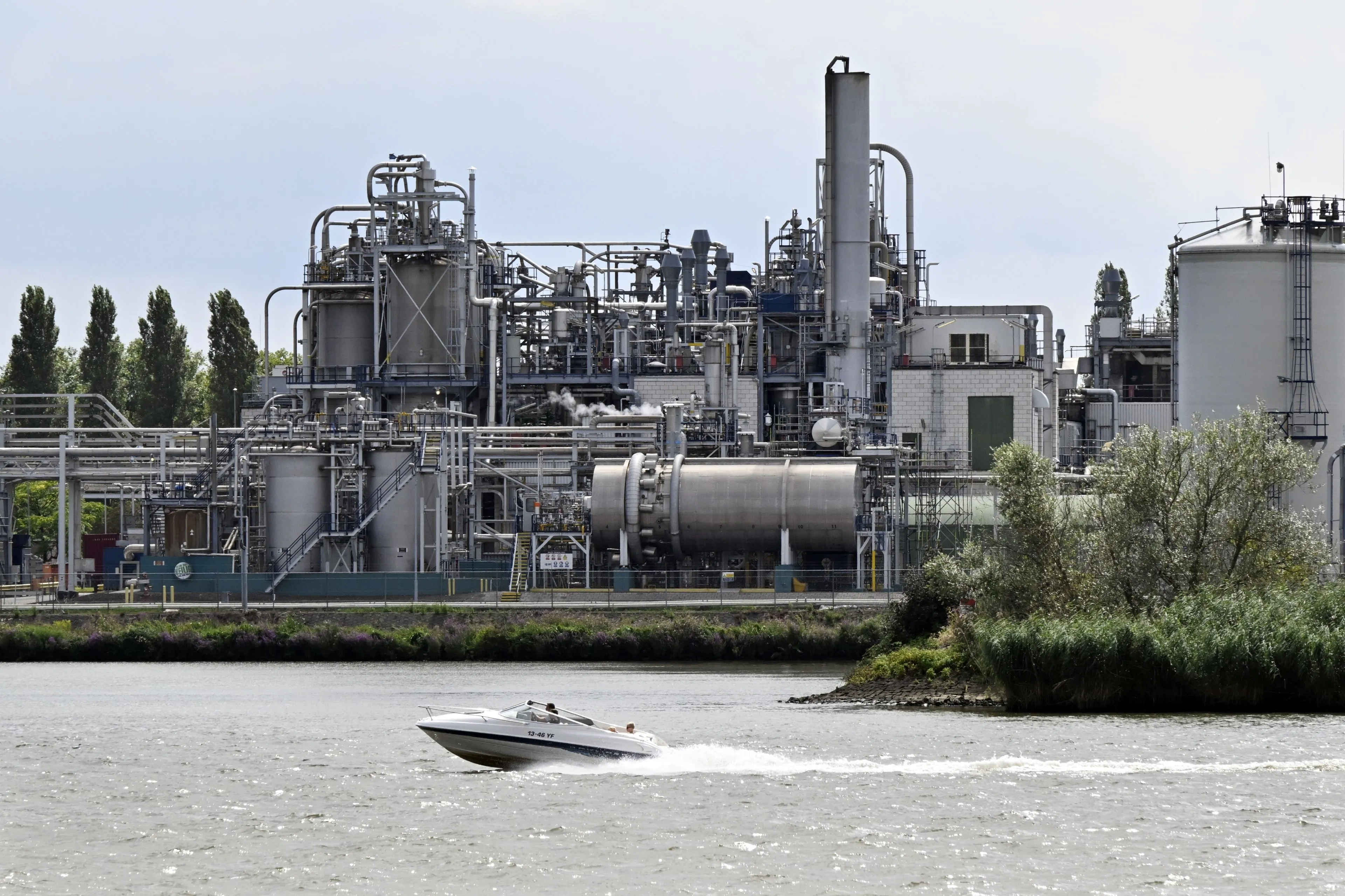 Duitse bedrijven vervuilen Nederlands drinkwater door PFAS-lozingen in de Rijn