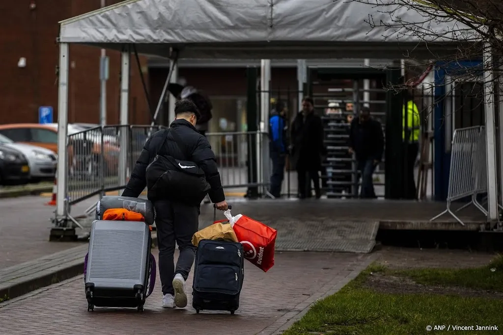 Kabinet: met noodrecht strenger voor nareiziger en asielaanvrager