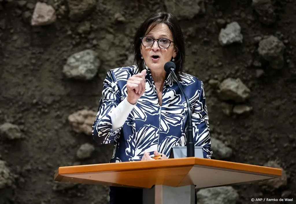 "Van Vroonhoven meldt zich morgen ziek en gaat daarna naast Omzigt op bed liggen."