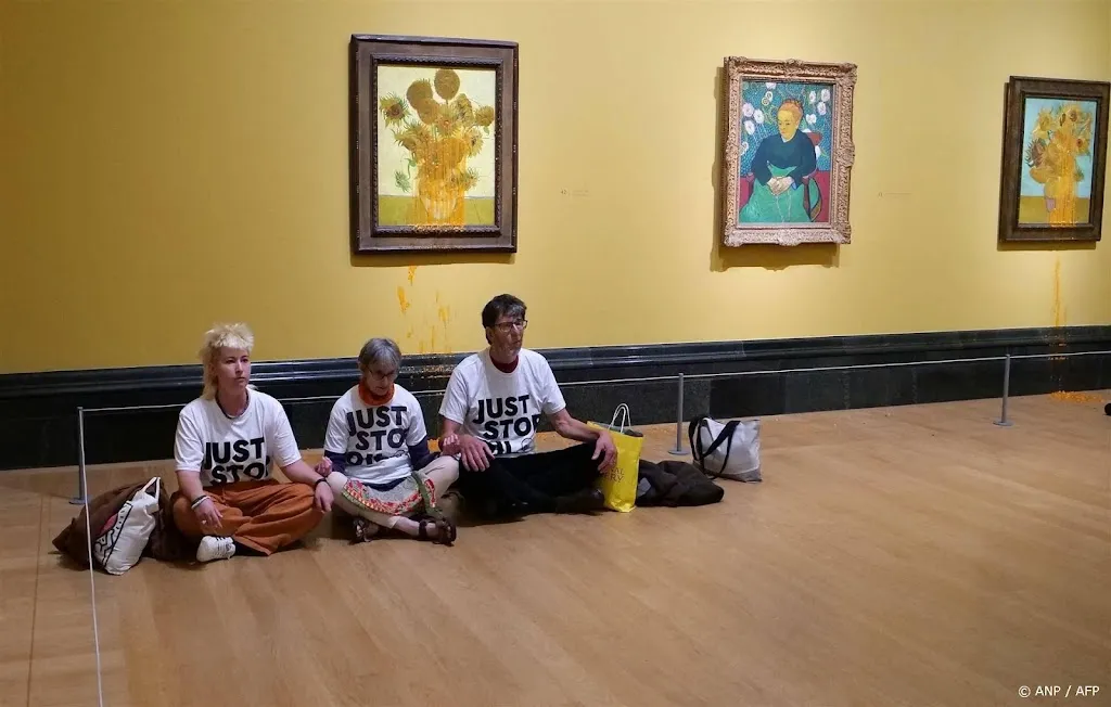 Activisten gooien soep over werken Van Gogh, vlak na veroordeling