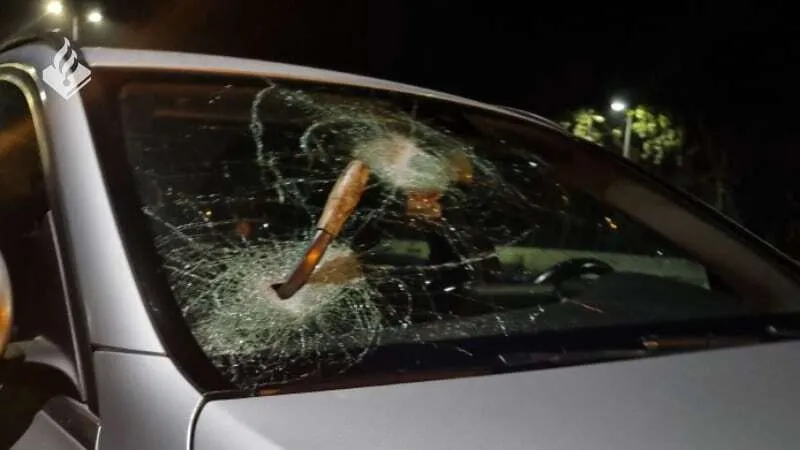 Idioot gooit houten balken en metaal op ringweg A10: ijzeren staaf doorboort autoruit