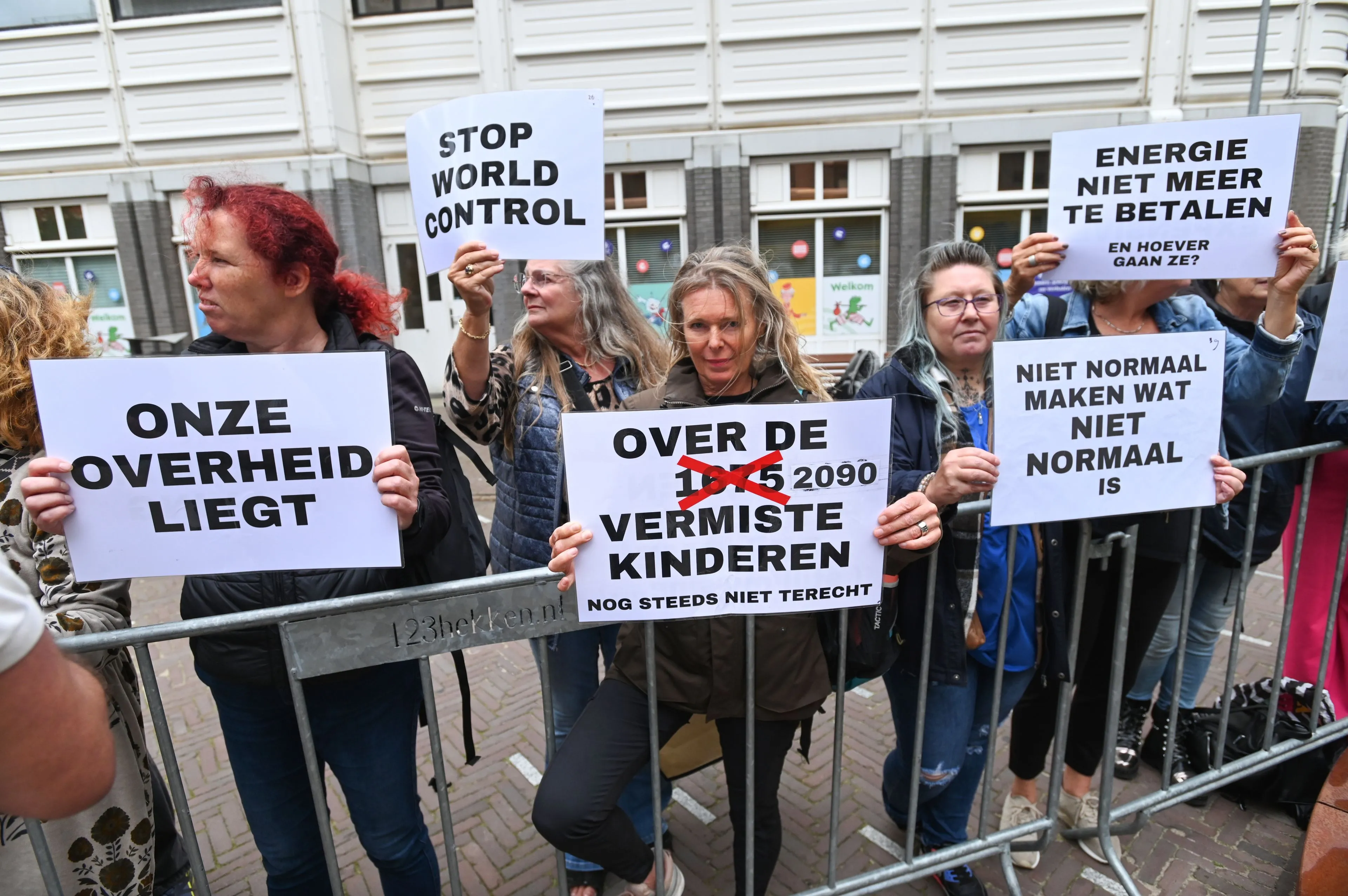 Waarom zoveel mensen in complottheorieën geloven (ze zijn niet dom, wel erg wantrouwig)