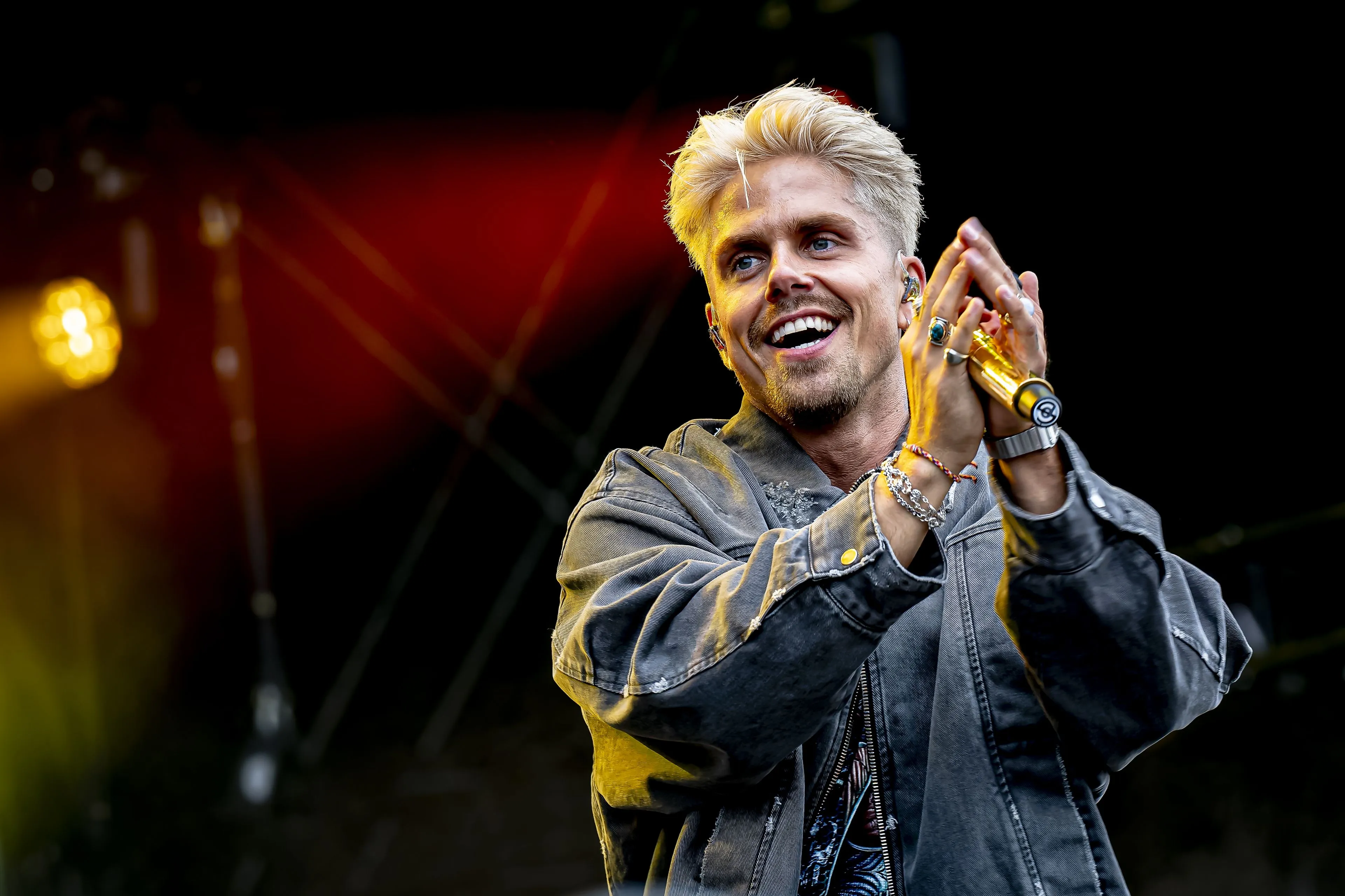 André Hazes jr  blijft gewoon jr