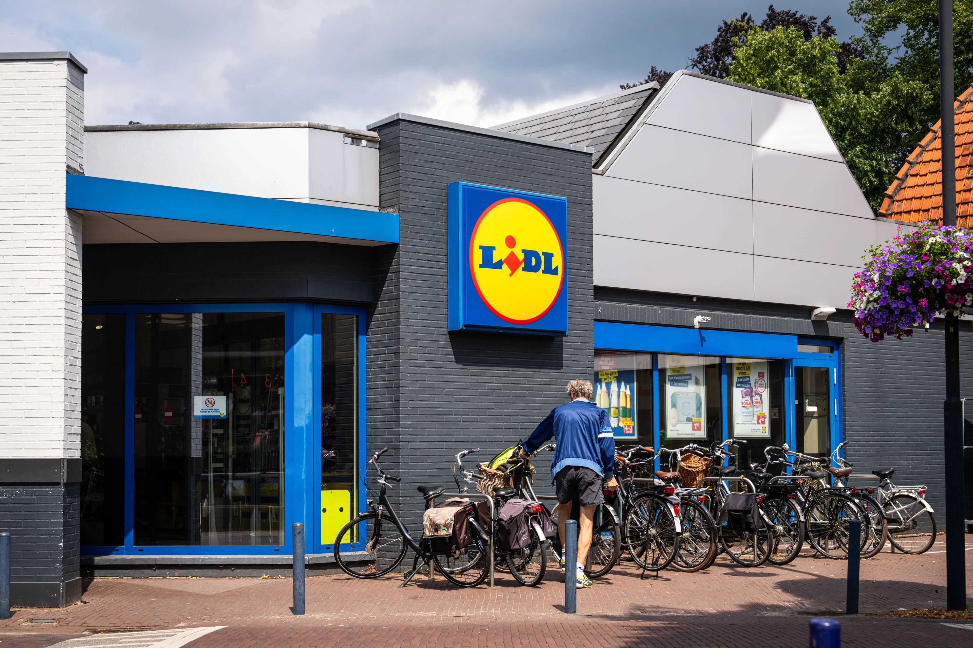Paginagrote advertentie van Lidl zonder naam en logo: echt een foutje of slimme stunt?