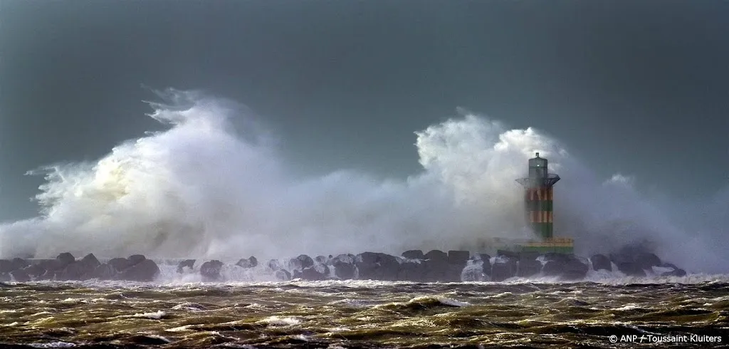 Zuidpier IJmuiden per direct gesloten om stormschade aan wegdek