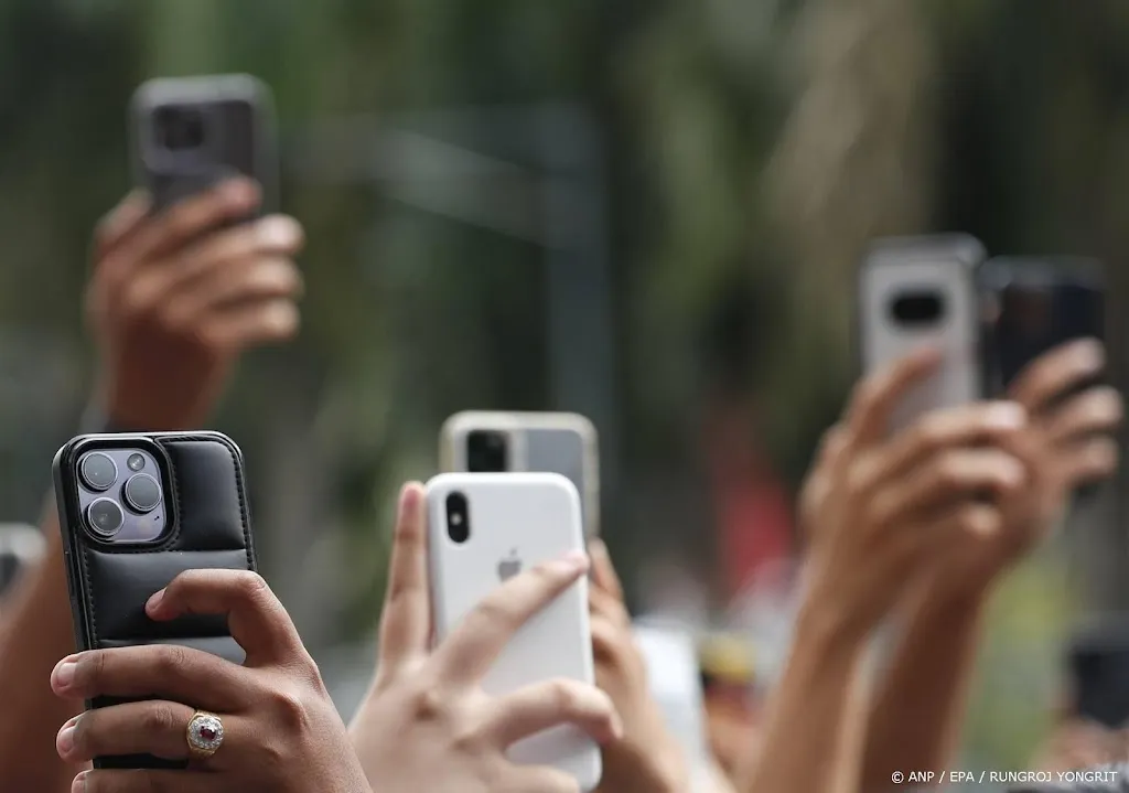 Nieuw record: zoveel mobiele data verbruiken we met elkaar (en hoeveel mensen hebben nog een vaste telefoon?)