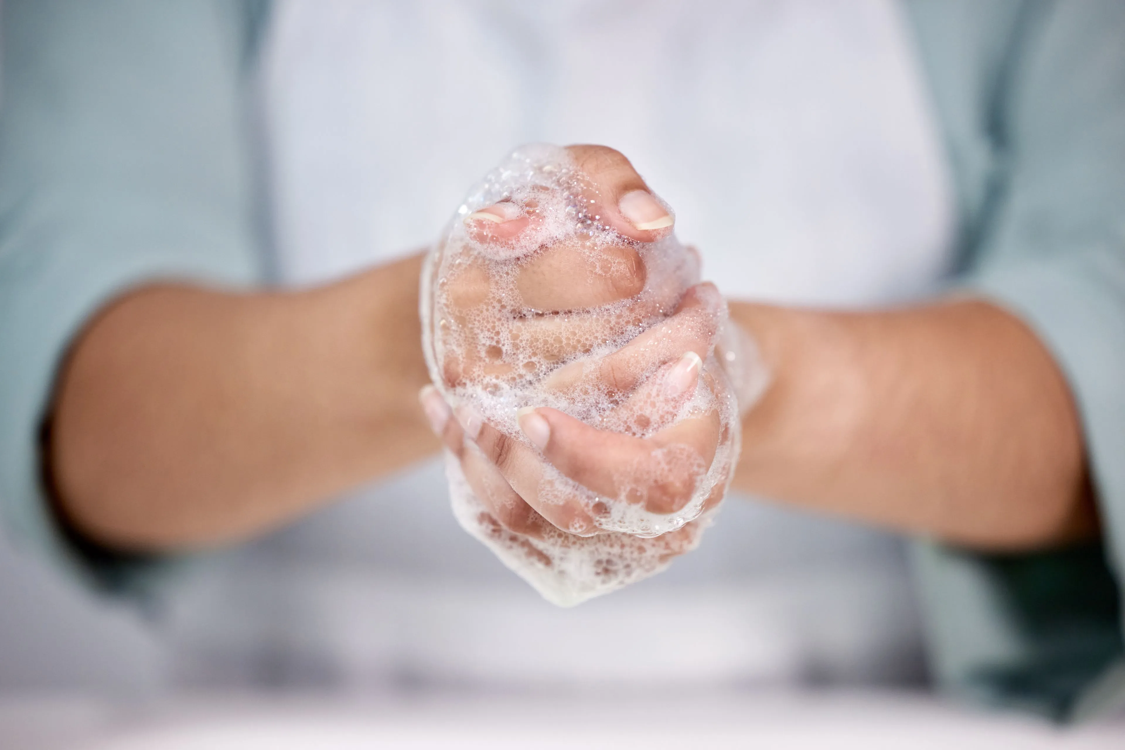Waarom je je handen niet te vaak moet wassen