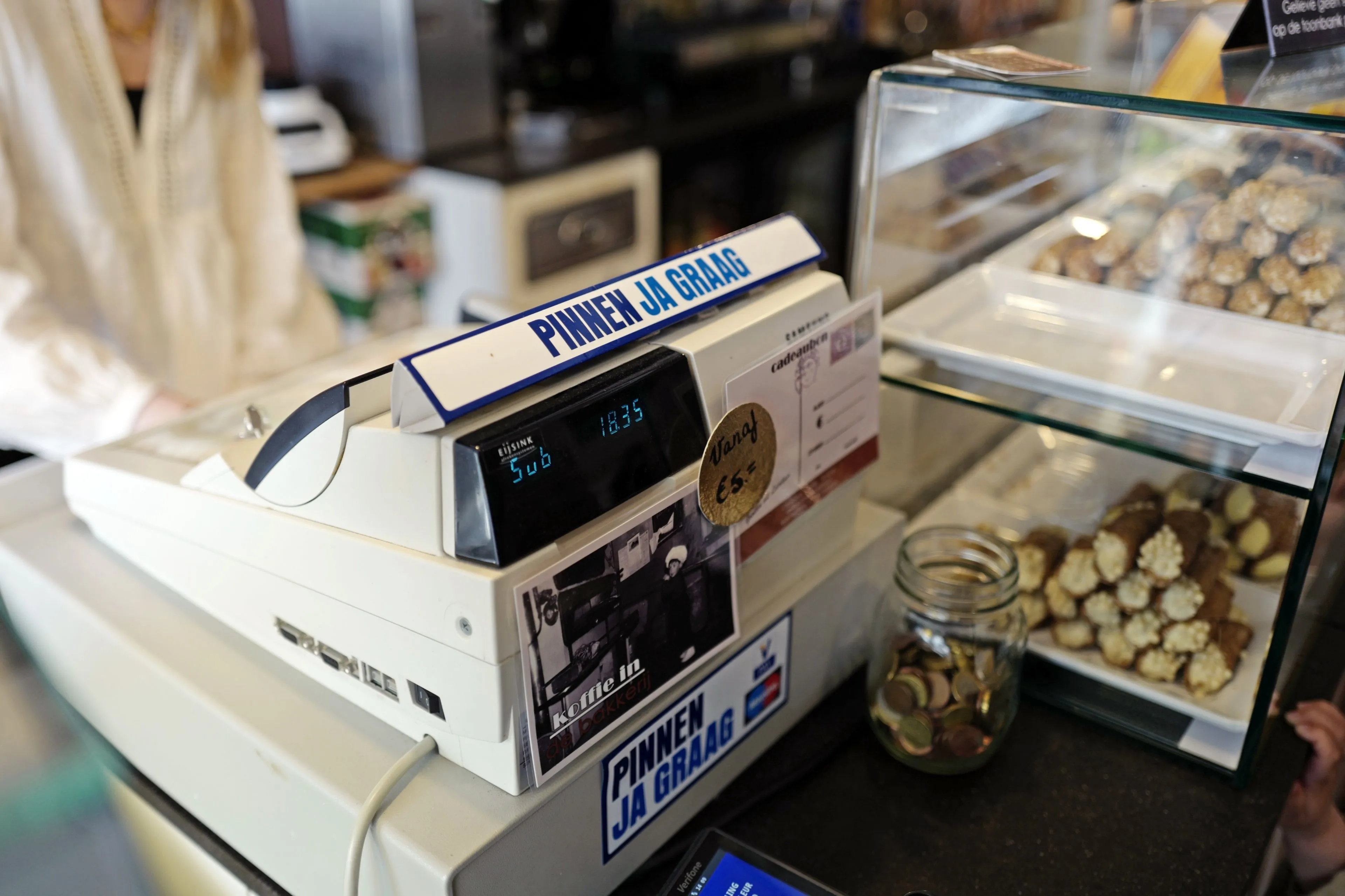 Contant betalen is nu drie keer duurder dan pinnen voor winkelier. Hoe kan dat?