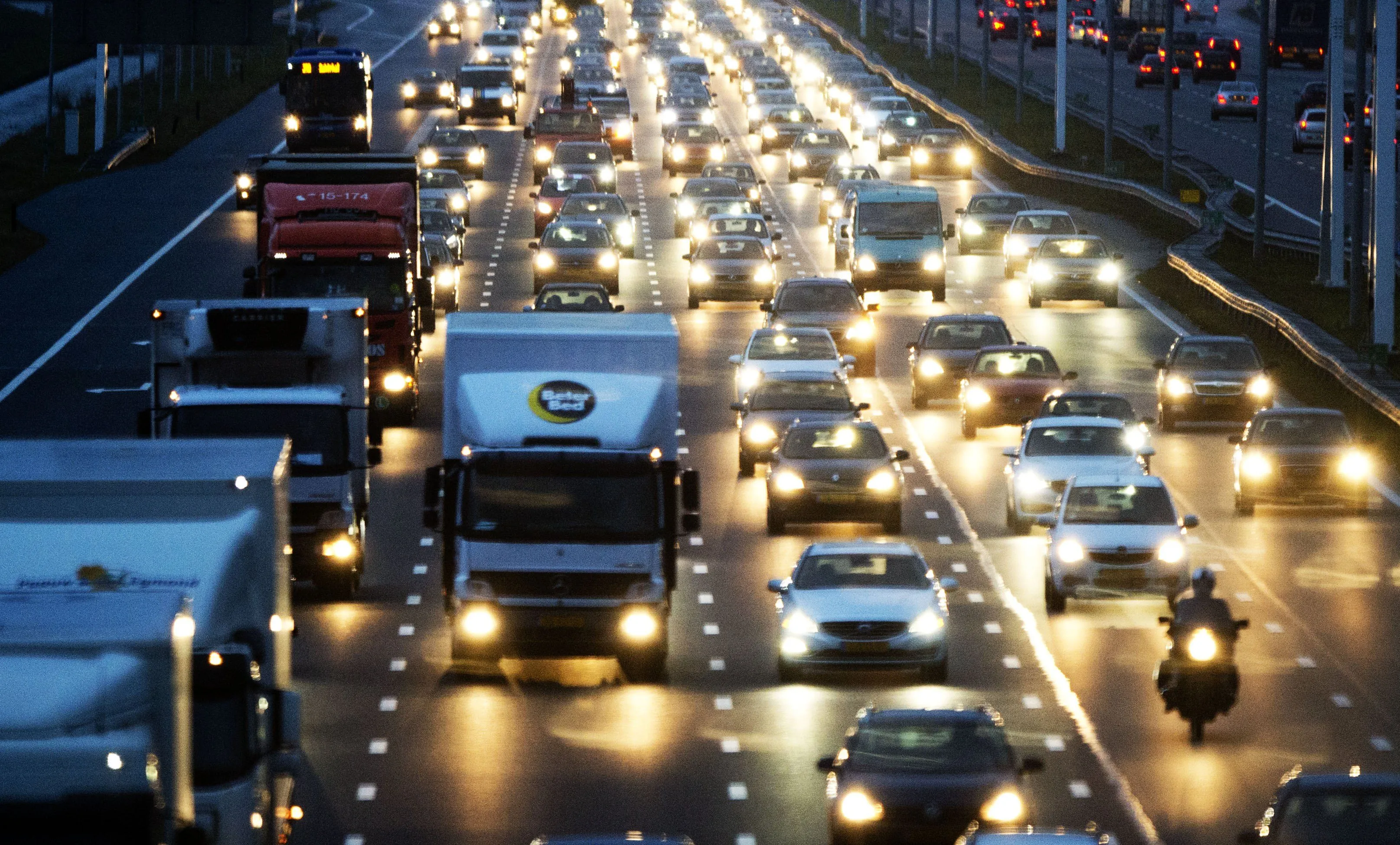 Ergernis van automobilisten: truckers begroeten elkaar met felle knipperende lichten, mag dat eigenlijk wel?