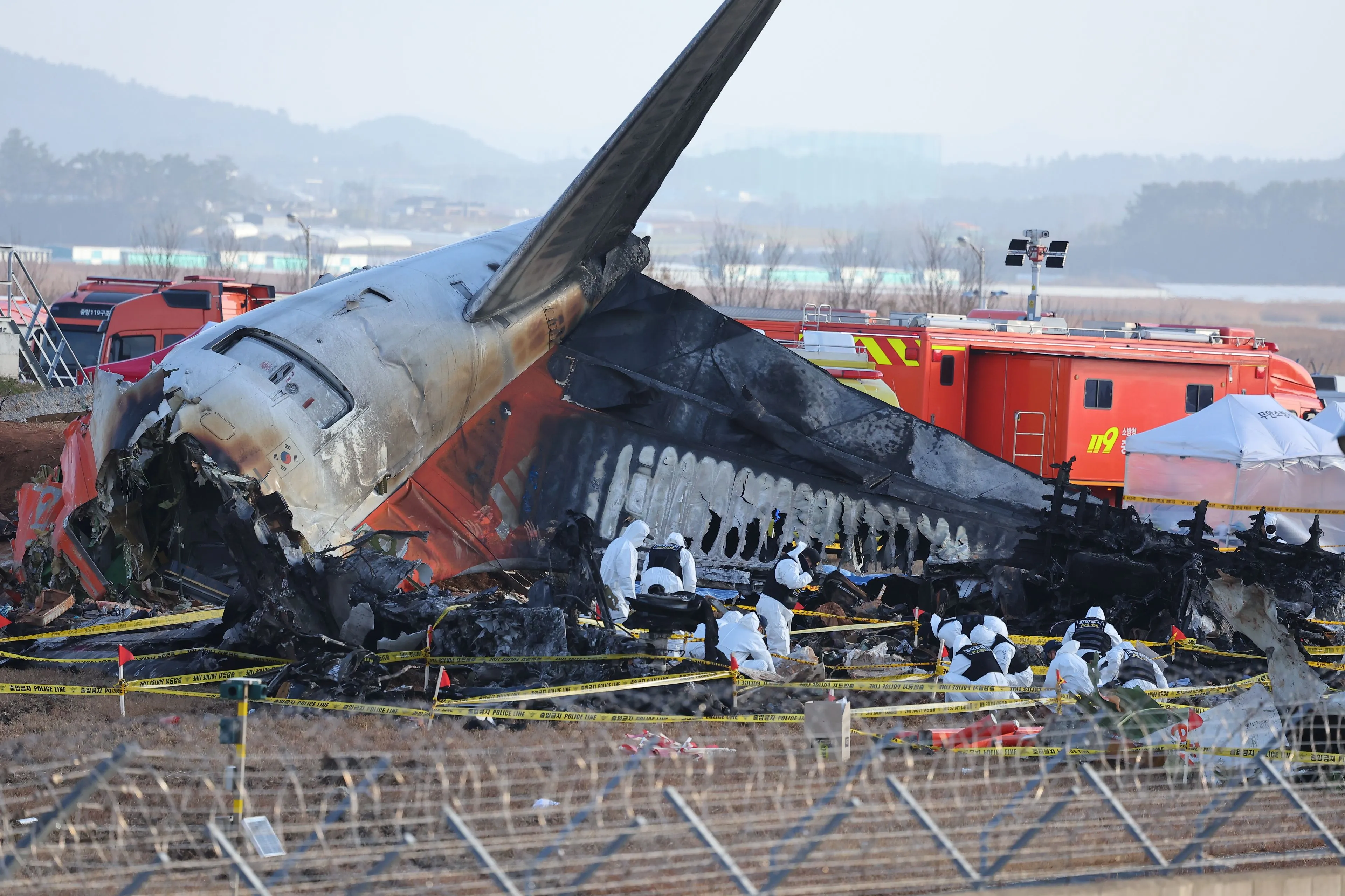Hoe konden twee bemanningsleden overleven bij vliegtuigcrash Zuid-Korea?