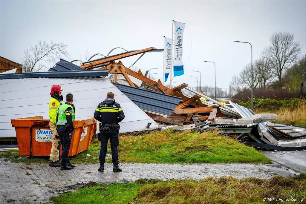 Loods ingestort, zonnepanelen vallen op auto's in Groningen
