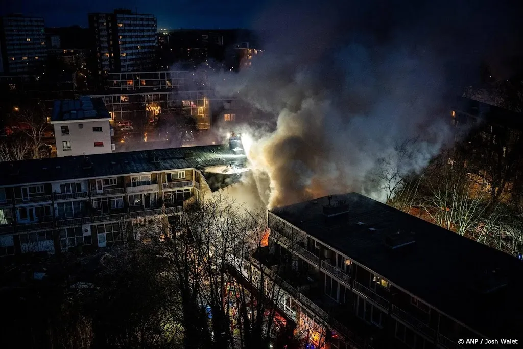 Reddingsteam met hondengeleiders naar rampplek Den Haag
