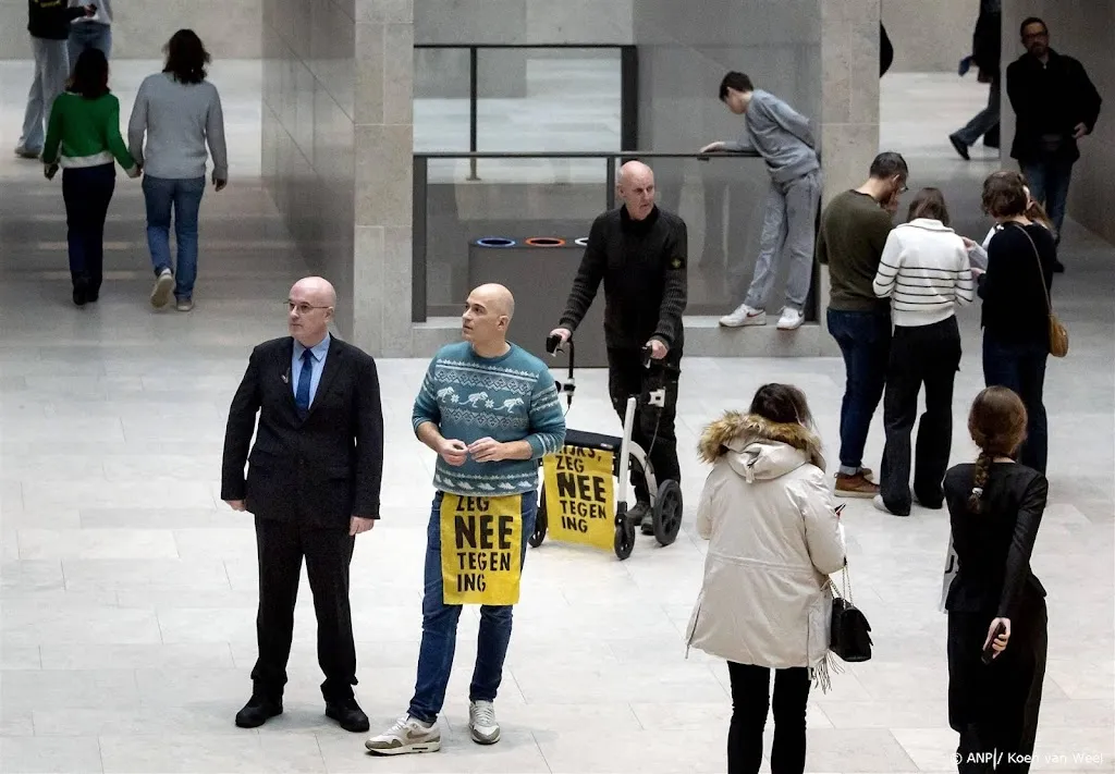 Activisten XR betogen in eregalerij Rijksmuseum tegen sponsor ING