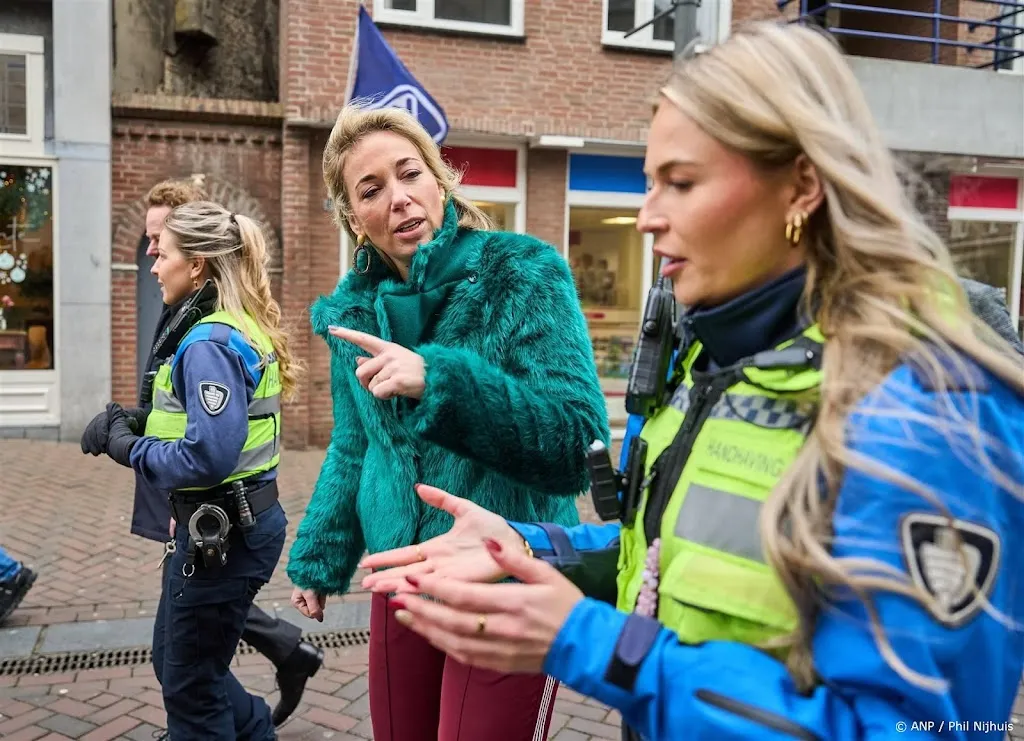 Staatssecretaris Coenradie: blijf met je poten van hulpverleners
