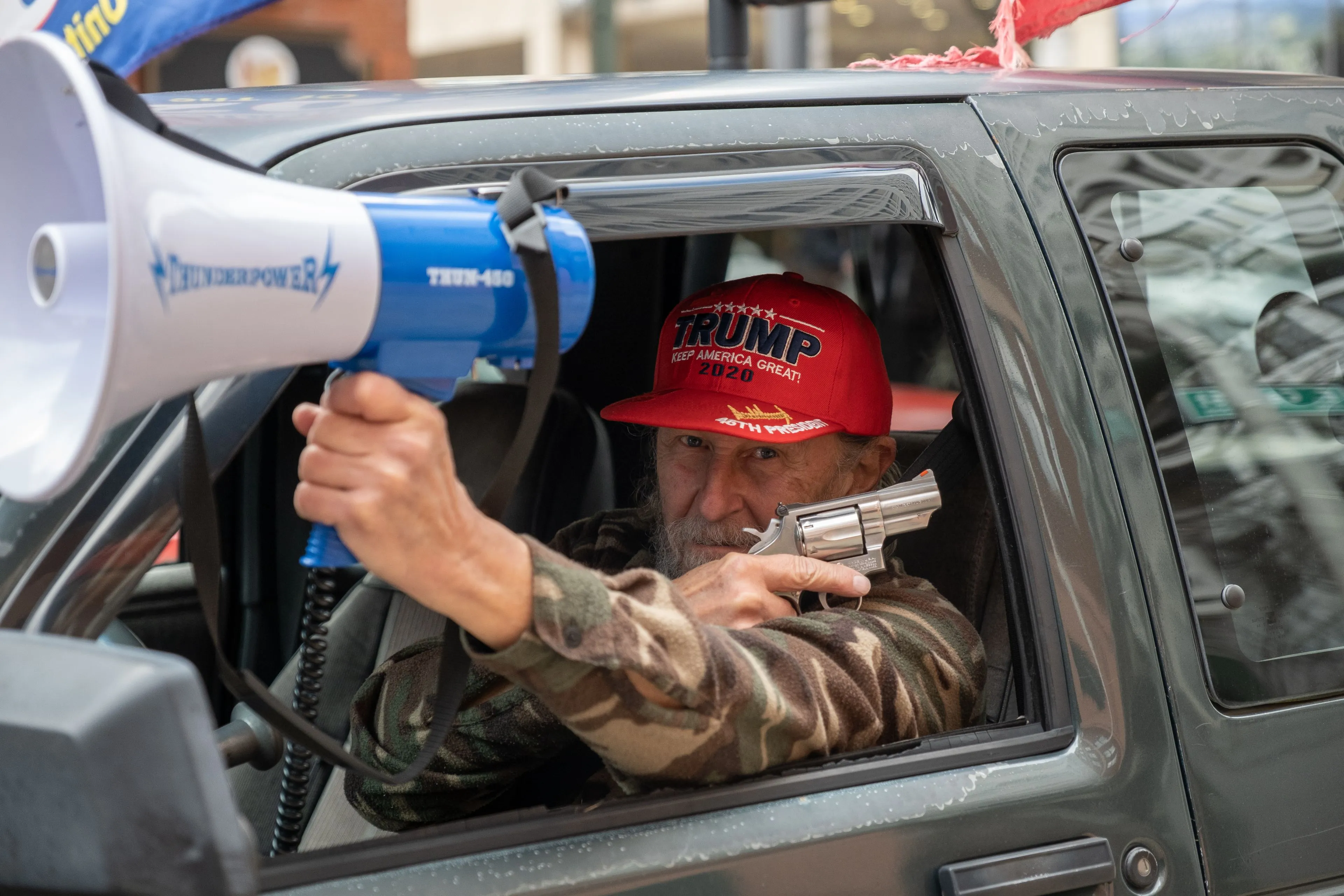 Ruim 700 politie-agenten raakten gewond, maar Trump verleent gratie aan zo'n 1500 Capitoolbestormers