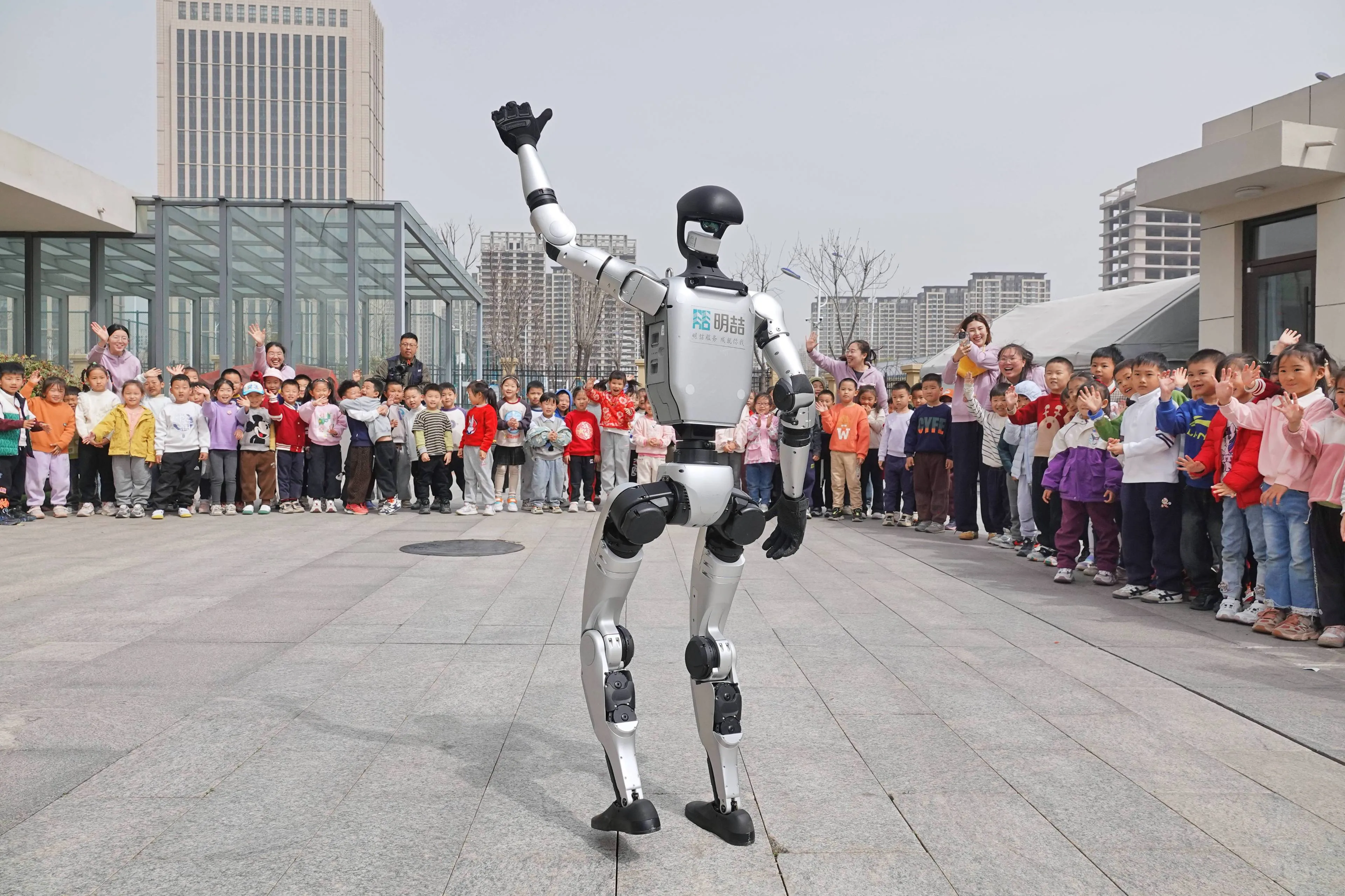 Spectaculair: deze robot maakt voor het eerst ooit een zijwaartse salto