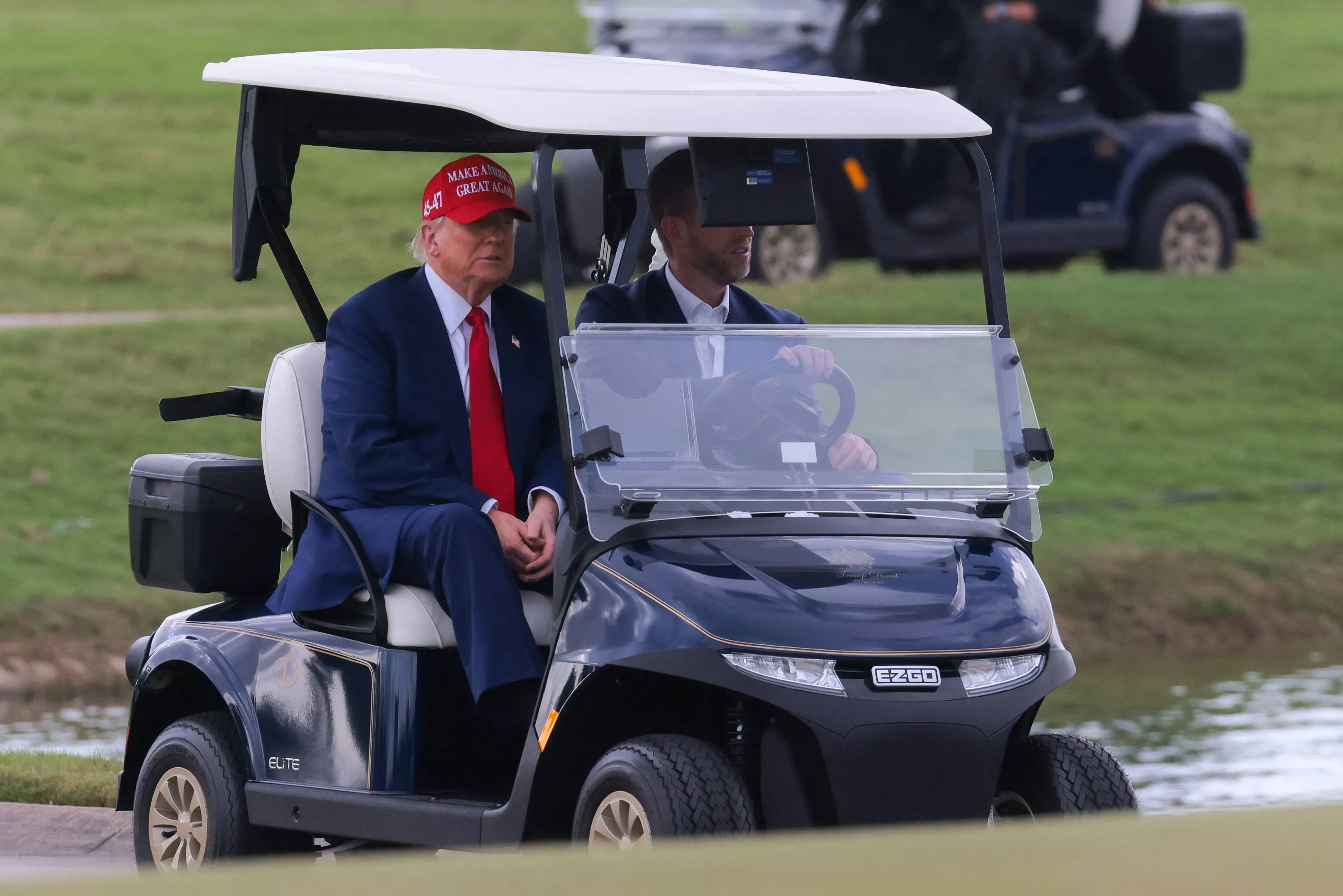 De wereld staat in brand en Trump gaat golfen: “Ik heb gewonnen, je hebt het gehoord toch? Ik hou van winnen”