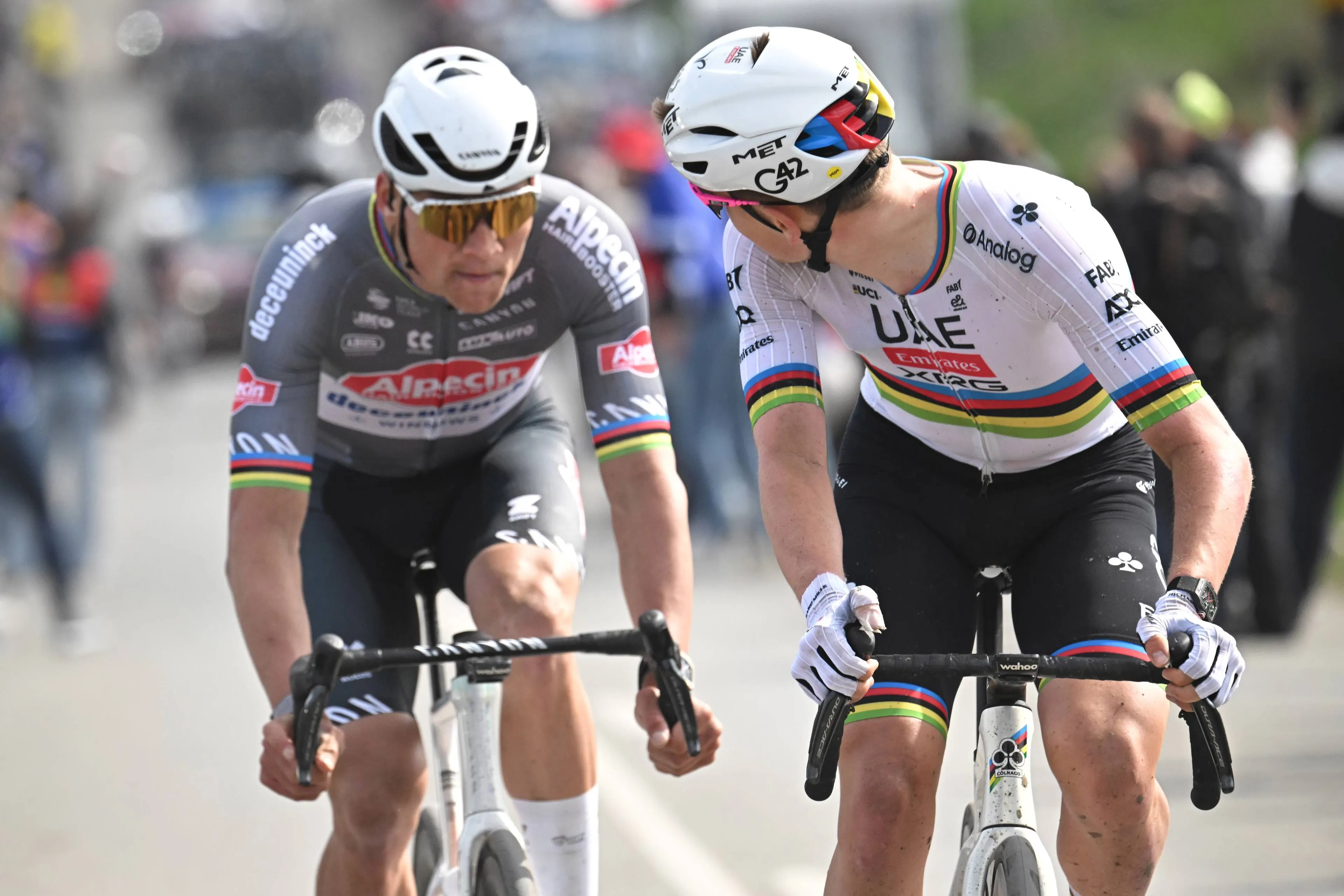 Mathieu van der Poel krijgt bidon vol in het gezicht gegooid tijdens finale Parijs-Roubaix, zie beelden
