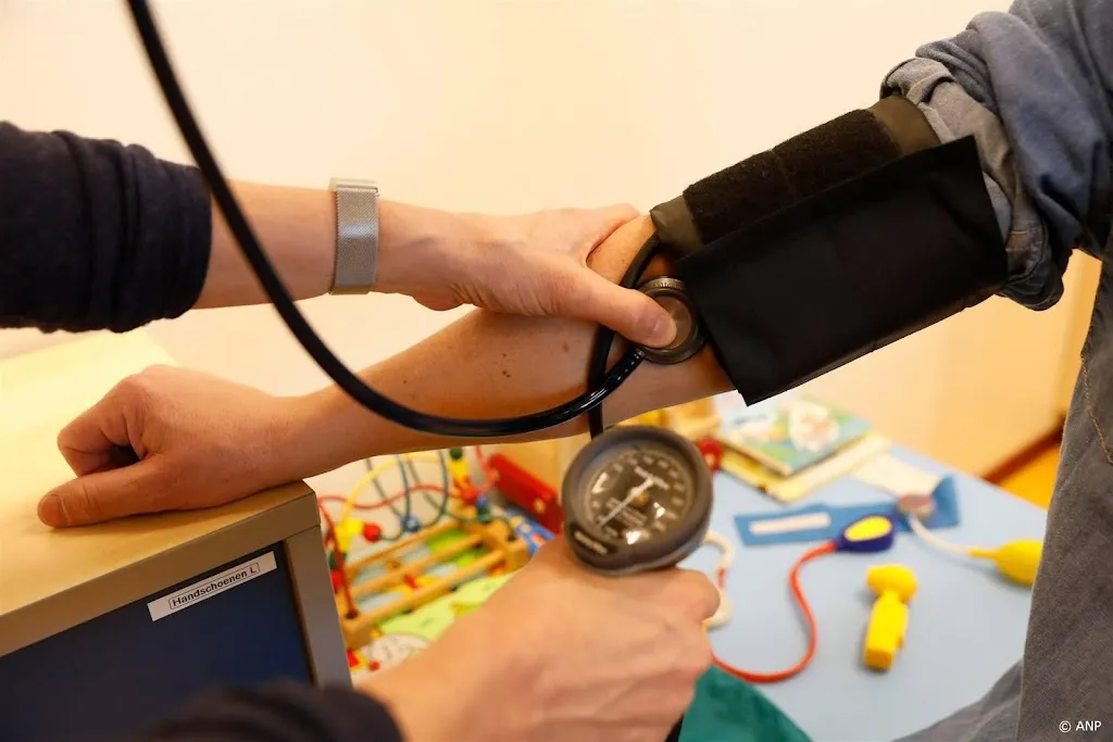Huisartsen werken 4 uur per week langer door administratie en nascholing
