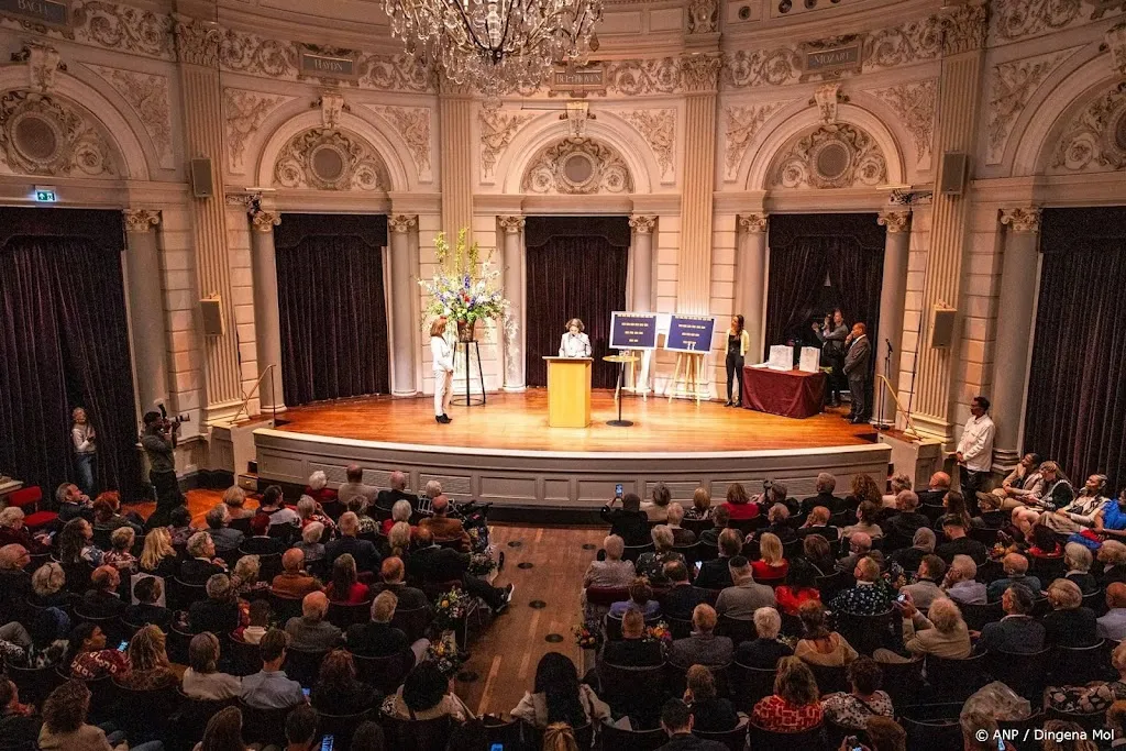 Minder mensen krijgen lintje voor helpen van vluchtelingen