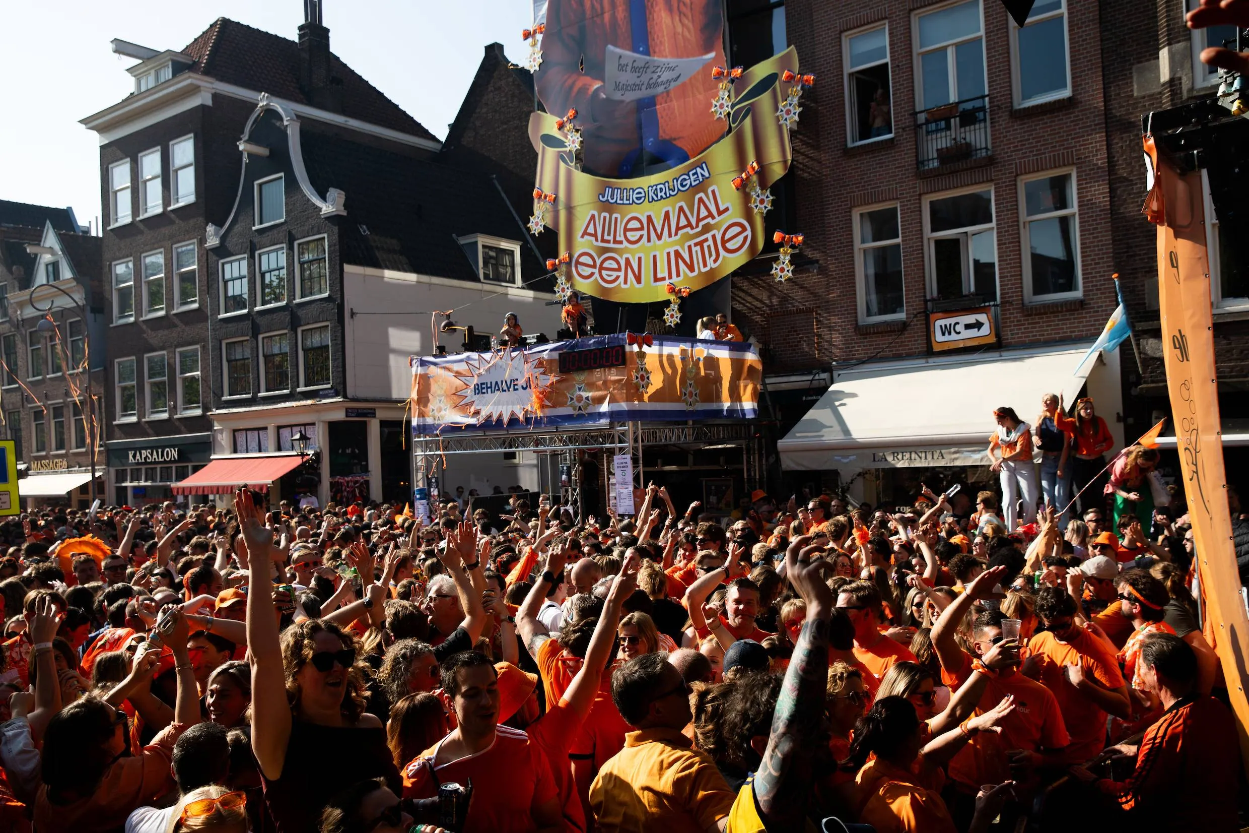 koningsdag is in volle gang in de westerstraatjpg