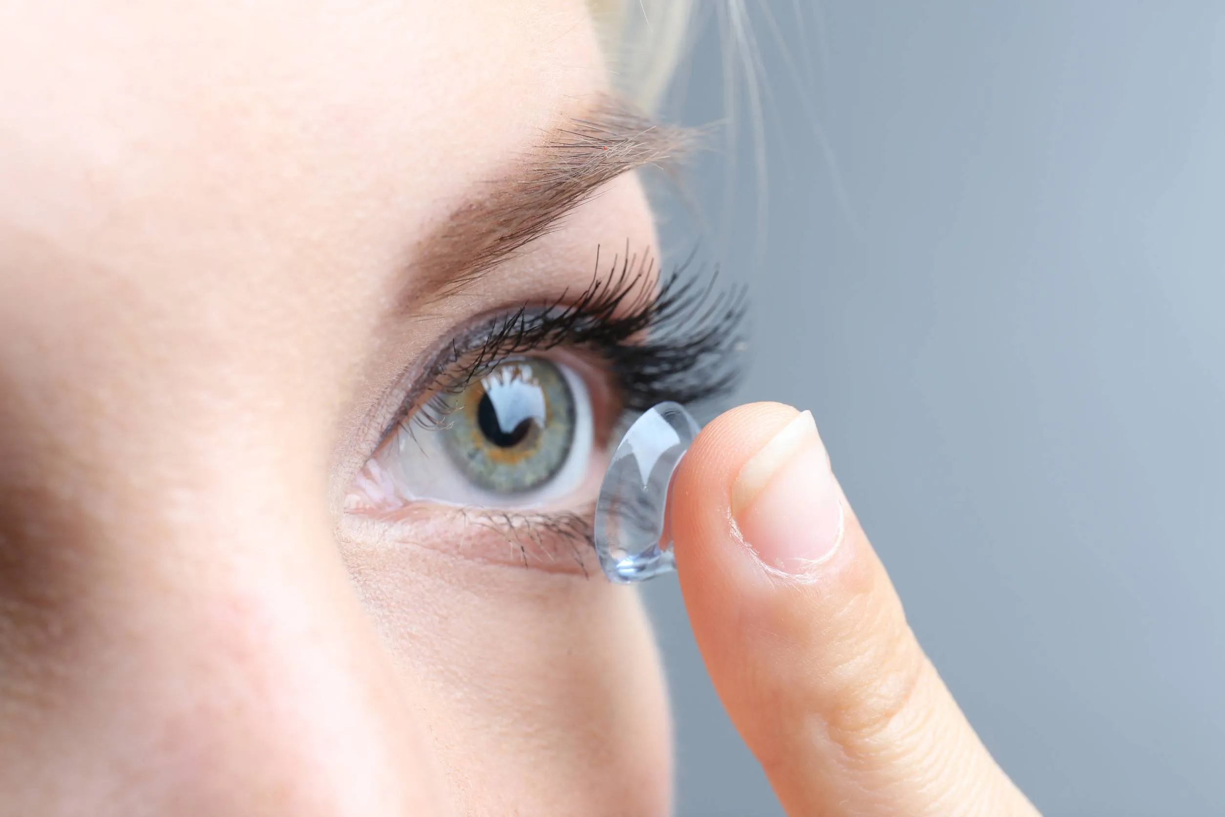 Wetenschappers maken contactlenzen die infrarood licht zichtbaar maken, en dat is pas het begin