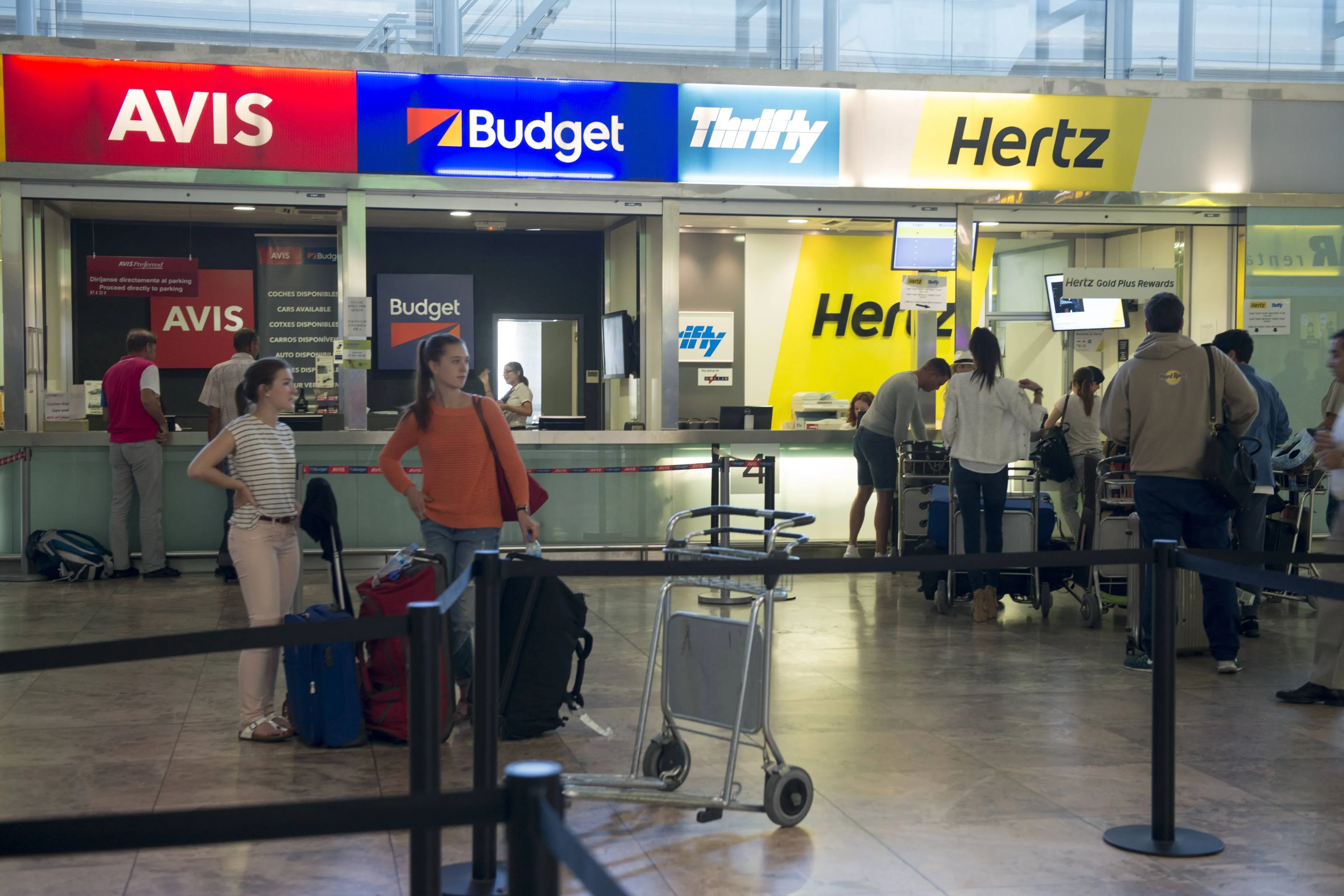 Huurauto’s gehalveerd in prijs, maar trap niet in deze valkuilen: “Geen schadevergoeding als bagage in het zicht ligt”