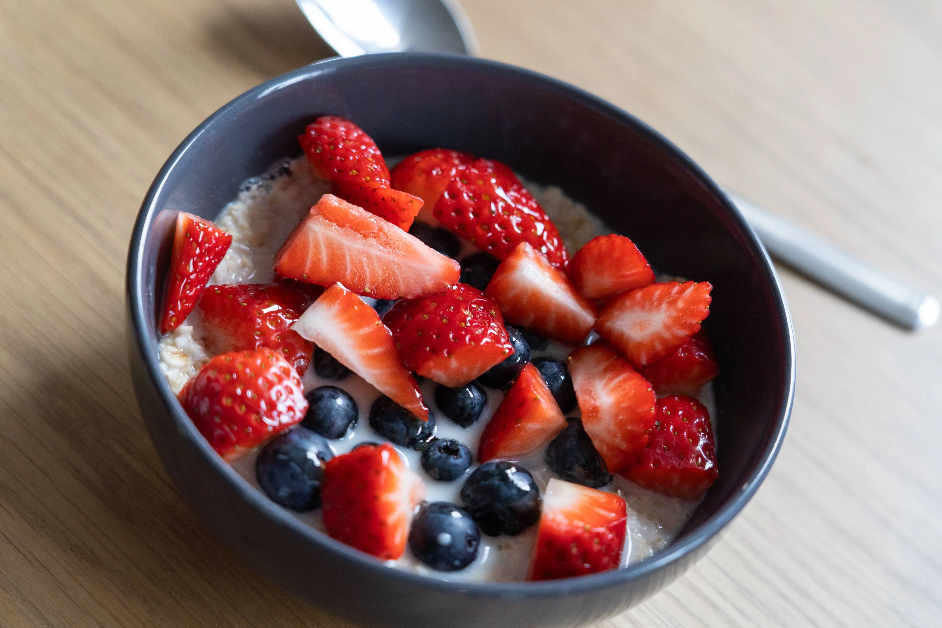 Wat je eet, heeft invloed op je slaap en dat begint al bij het ontbijt