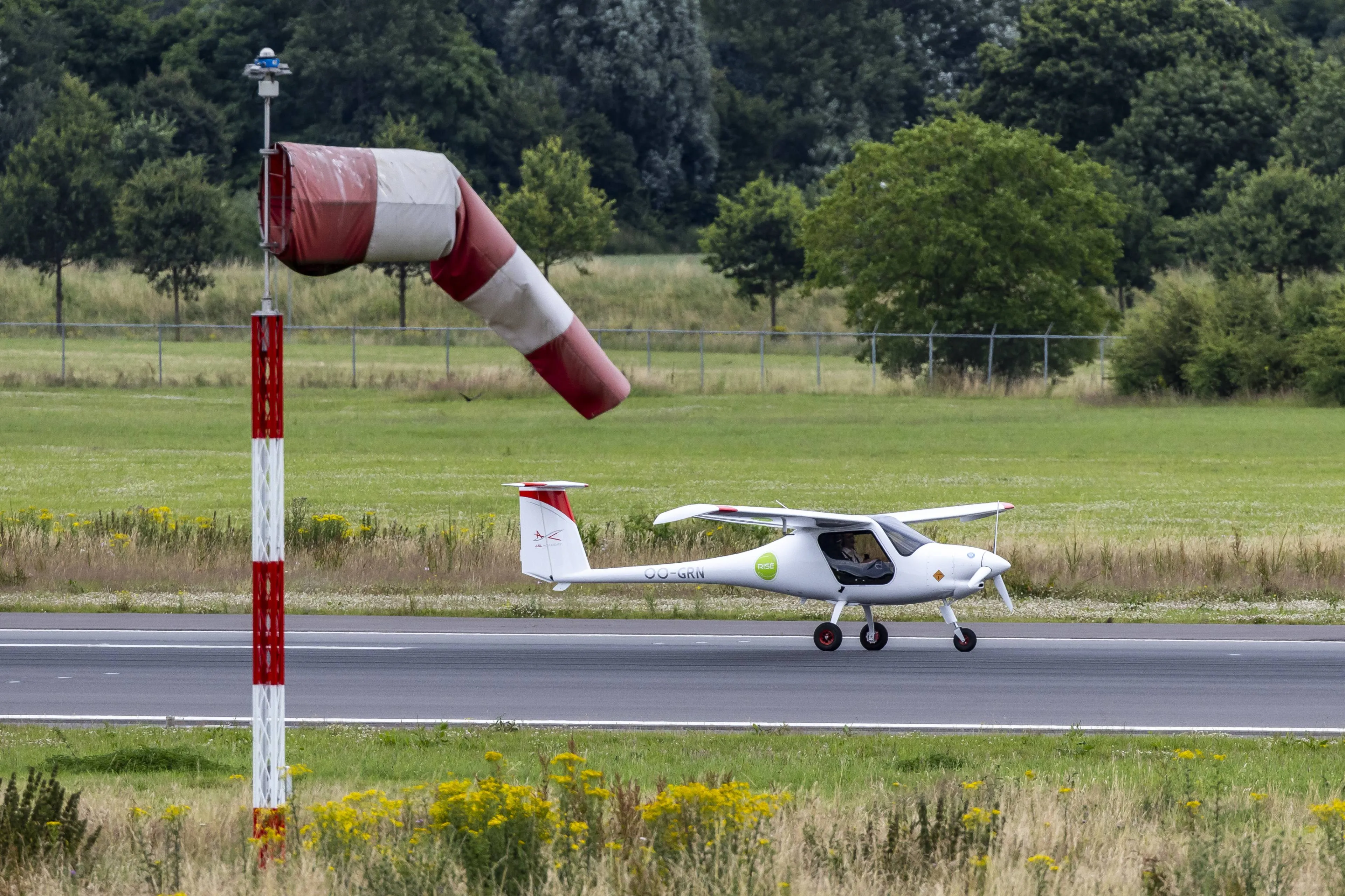 Een vliegtuig dat letterlijk op lucht vliegt: duurzaam vliegen komt dichterbij