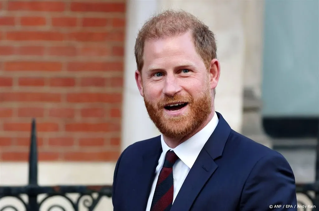 Prins Harry heeft geen contact met Charles, hoopt op 'verzoening'