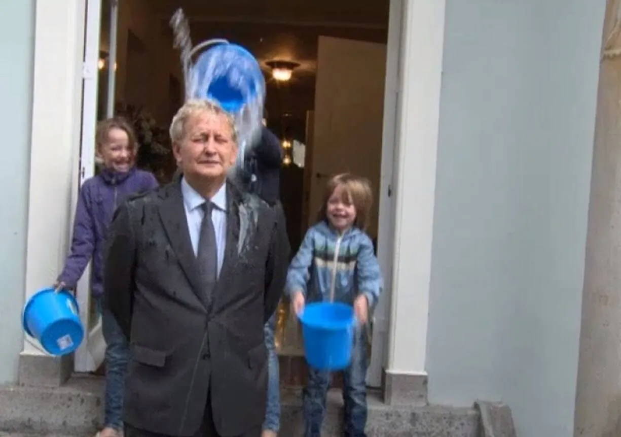 van der laan accepteerde de ice bucket challenge en kreeg 3 emmers