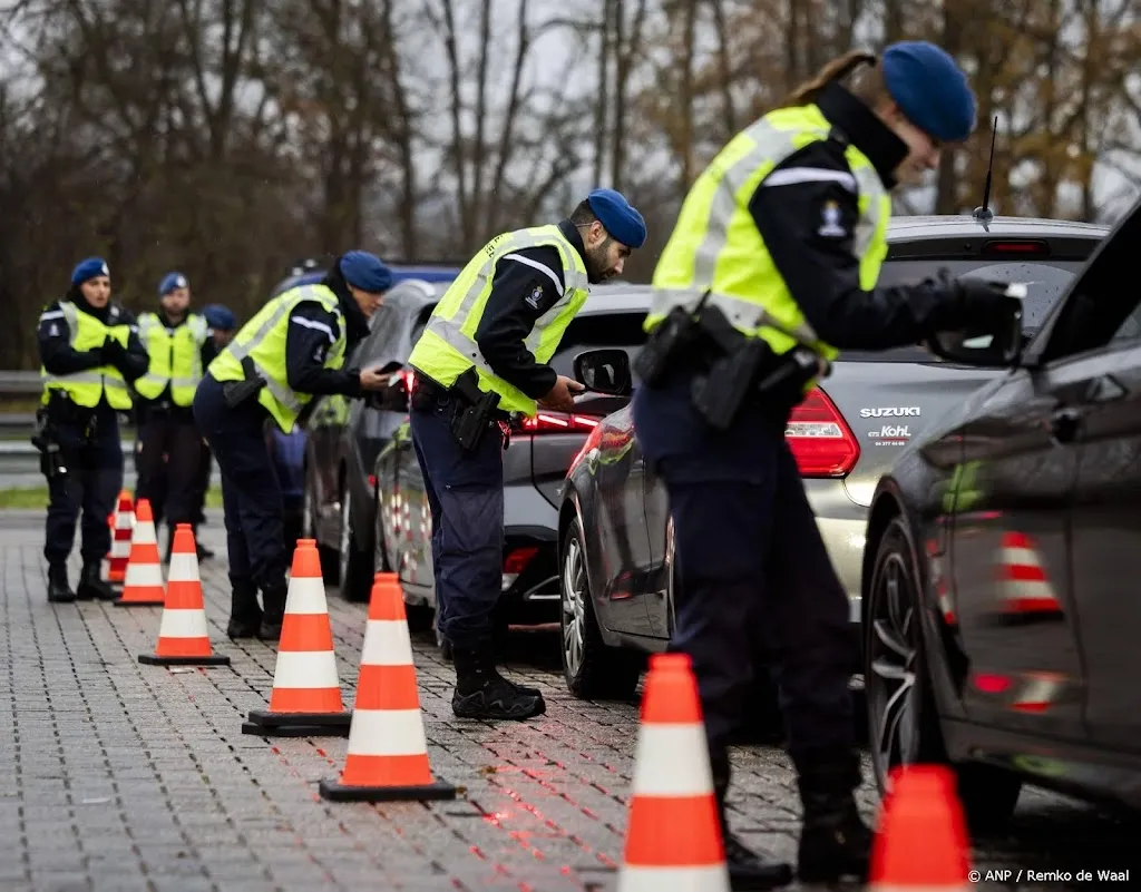 Van Weel roept burgers op te stoppen met grenscontroles