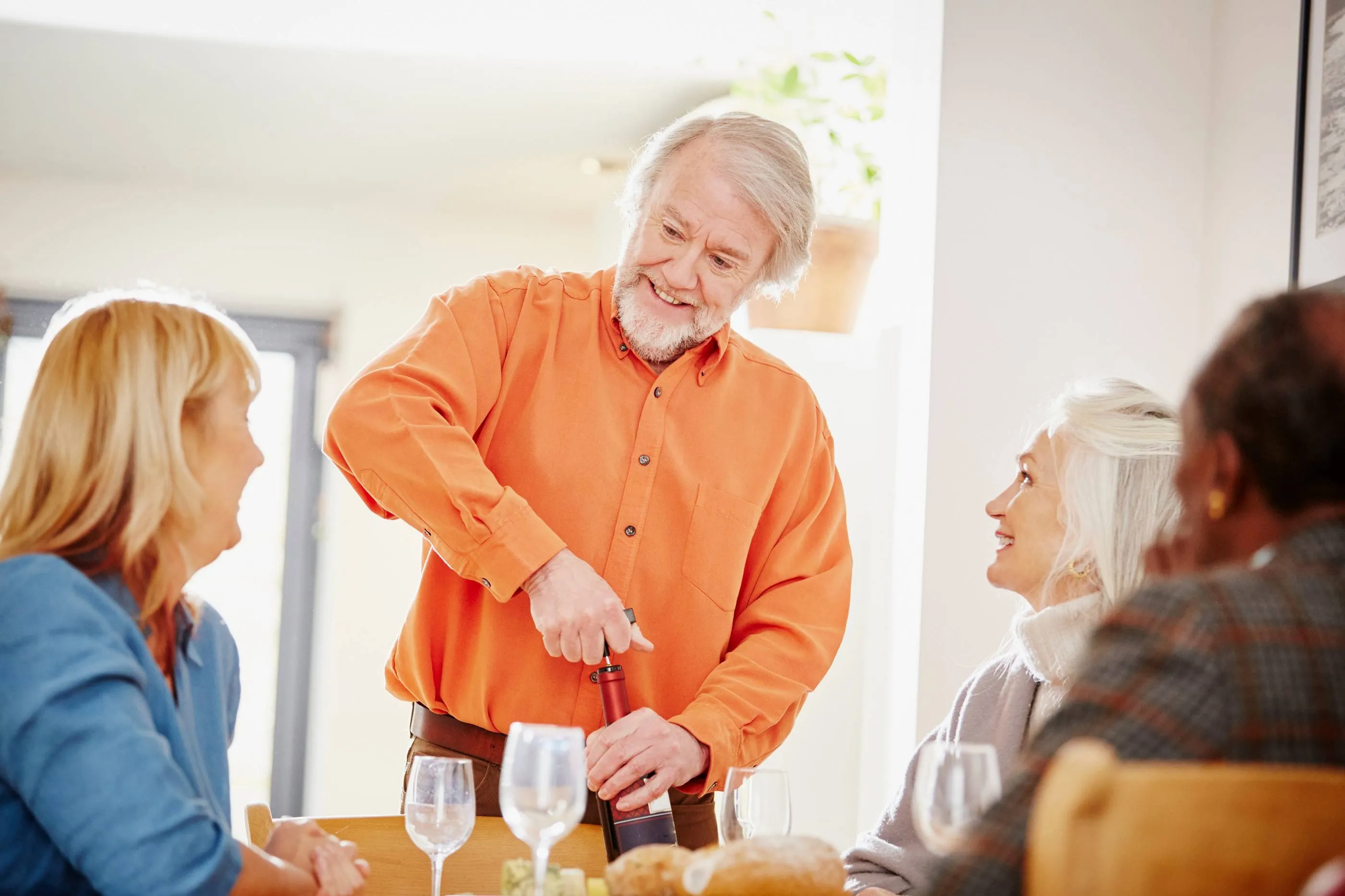 Waarom alcohol op latere leeftijd zoveel schadelijker is