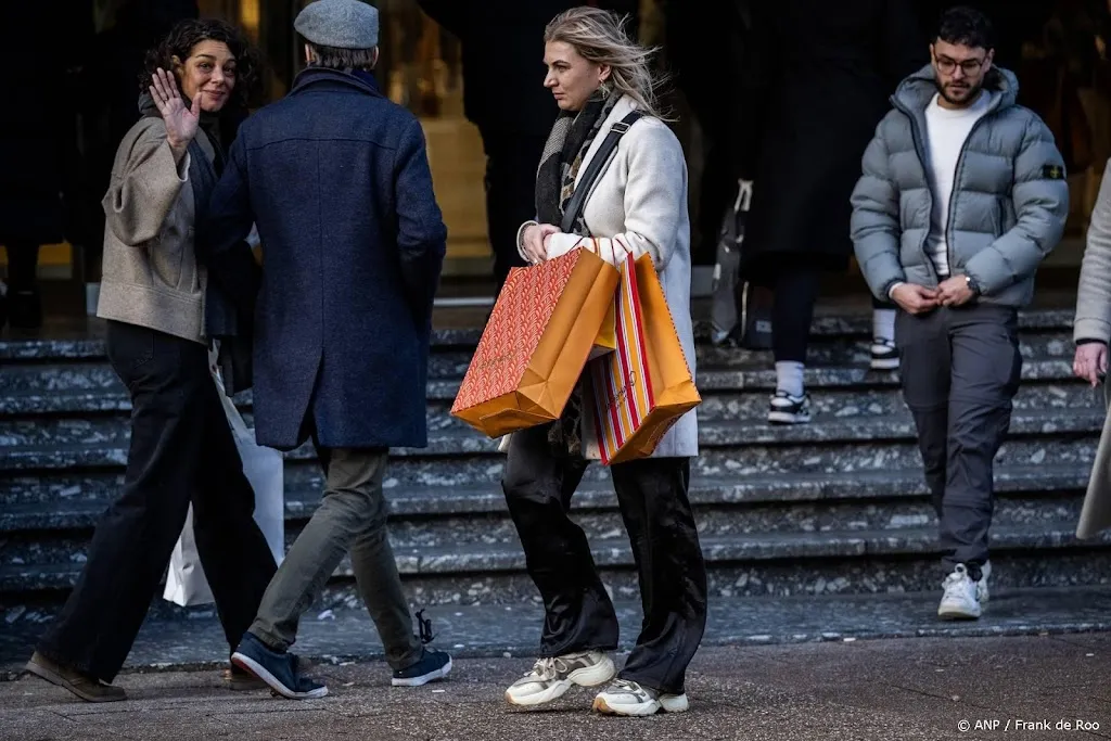 CBS: vertrouwen consumenten minder negatief in juli