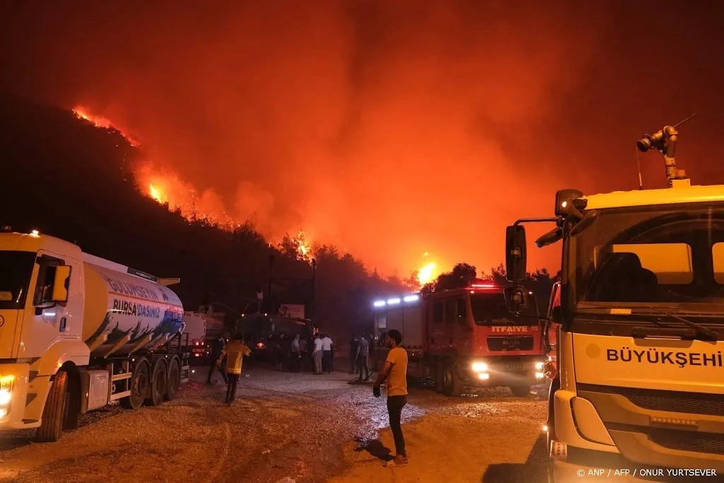 Klimaatdrama: 17 doden en tienduizenden geëvacueerden door branden Turkije