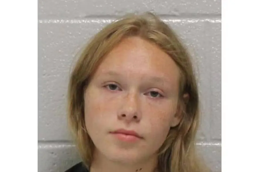 Meisje (17) huilde op TikTok om vermoorde moeder en stiefvader, nu is ze plots zelf hoofdverdachte