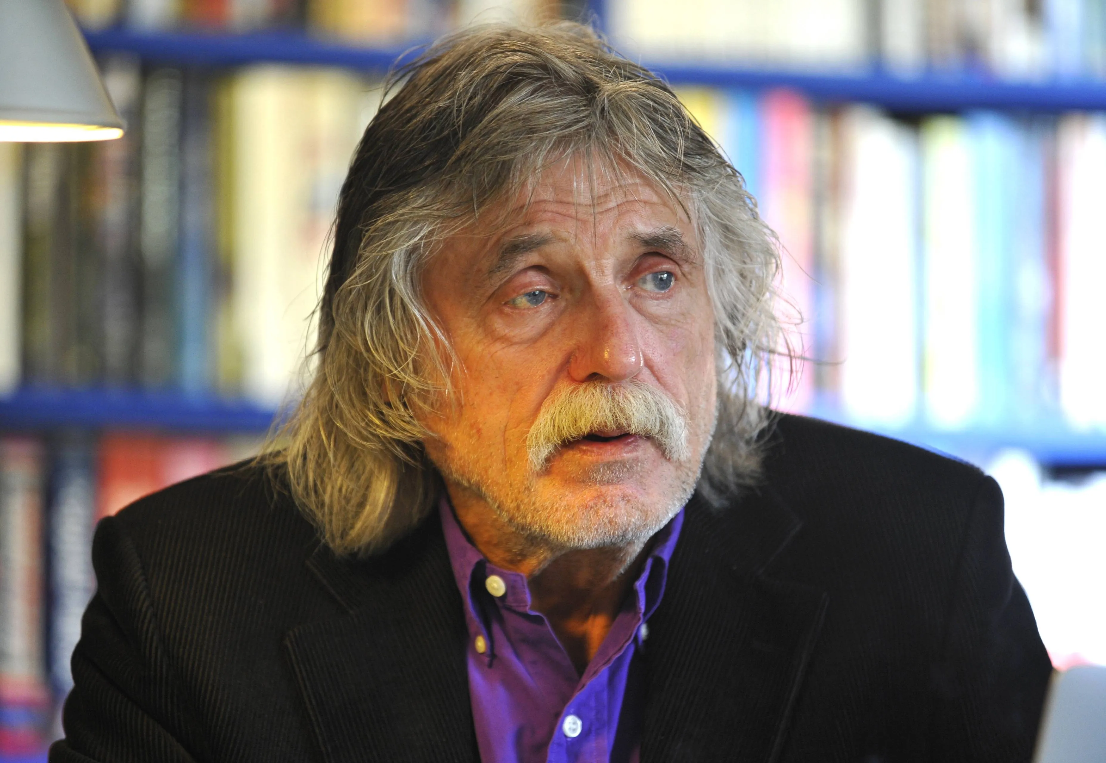 De nare jeugd van Johan Derksen. Verklaart alles?