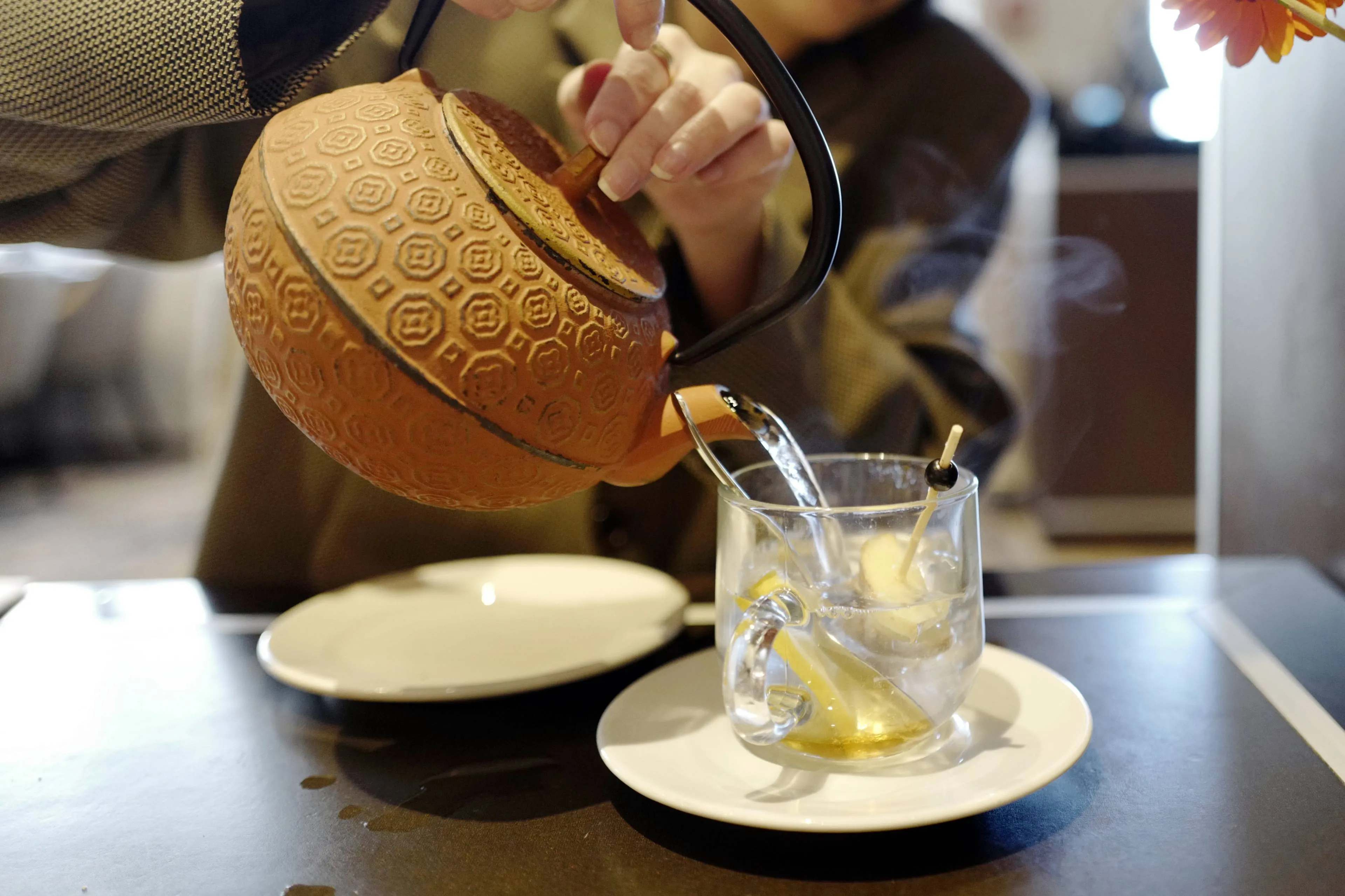 Kop thee nog te heet? Dit is waarom je echt beter even kunt wachten met drinken