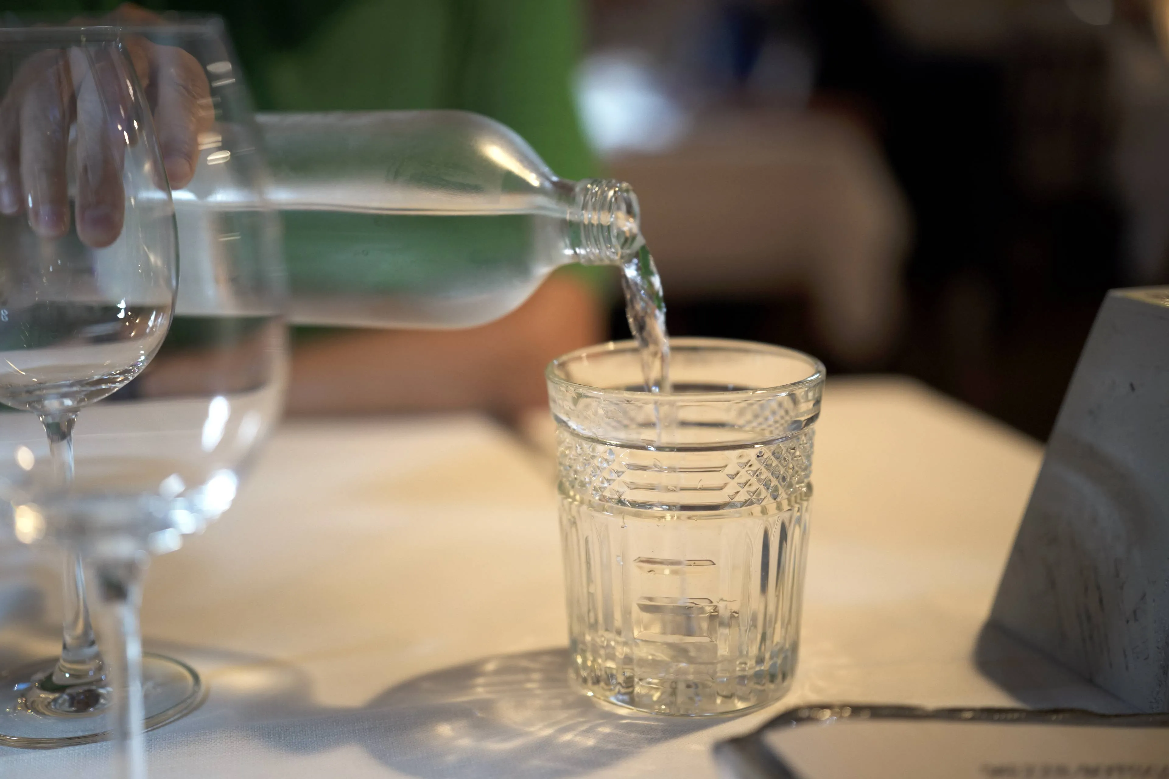 Naast een wijnkaart heeft dit restaurant nu ook een waterkaart: een flesje kost 22 euro