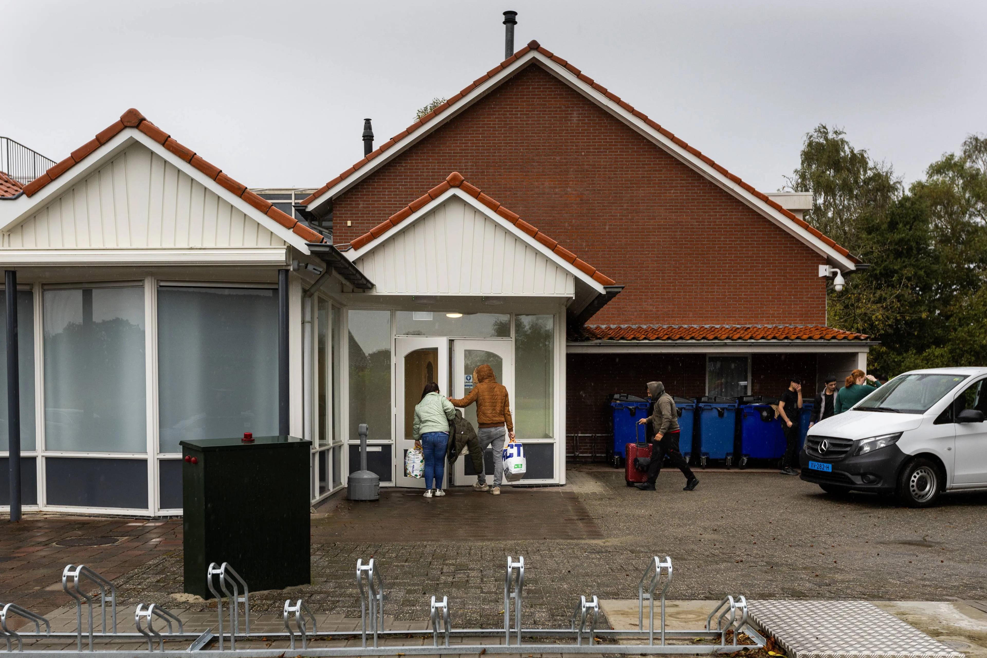 Bewoner azc Albergen getroffen door projectiel