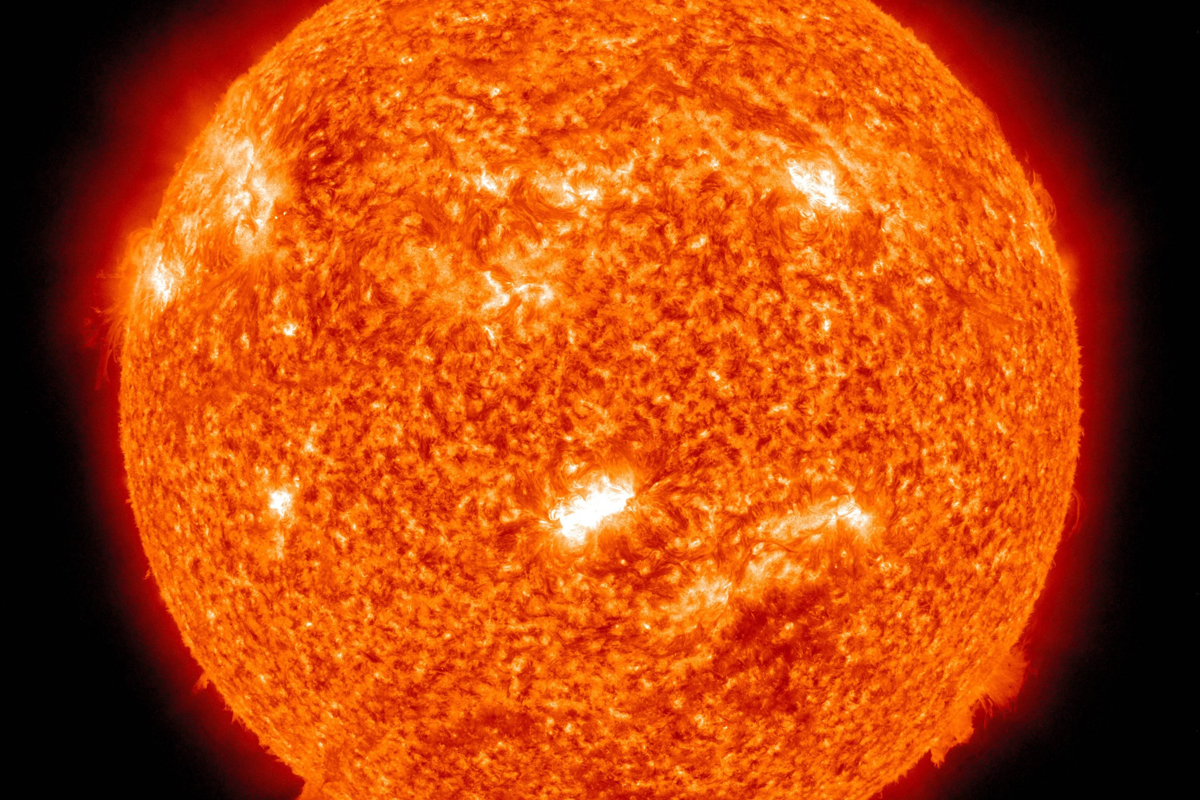 Spectaculaire foto van gigantische tornado en plasma-uitbarsting op de zon