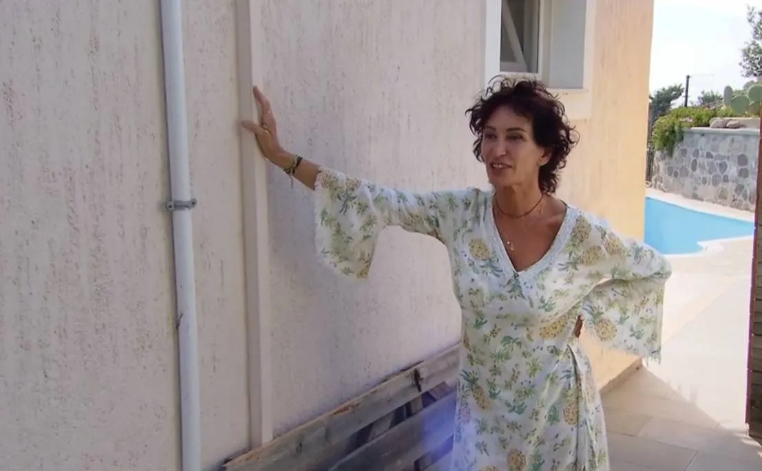 B&B Vol liefde: zuunige Ingrid geeft twee kwartjes fooi en Renate is klaar met serveerster spelen