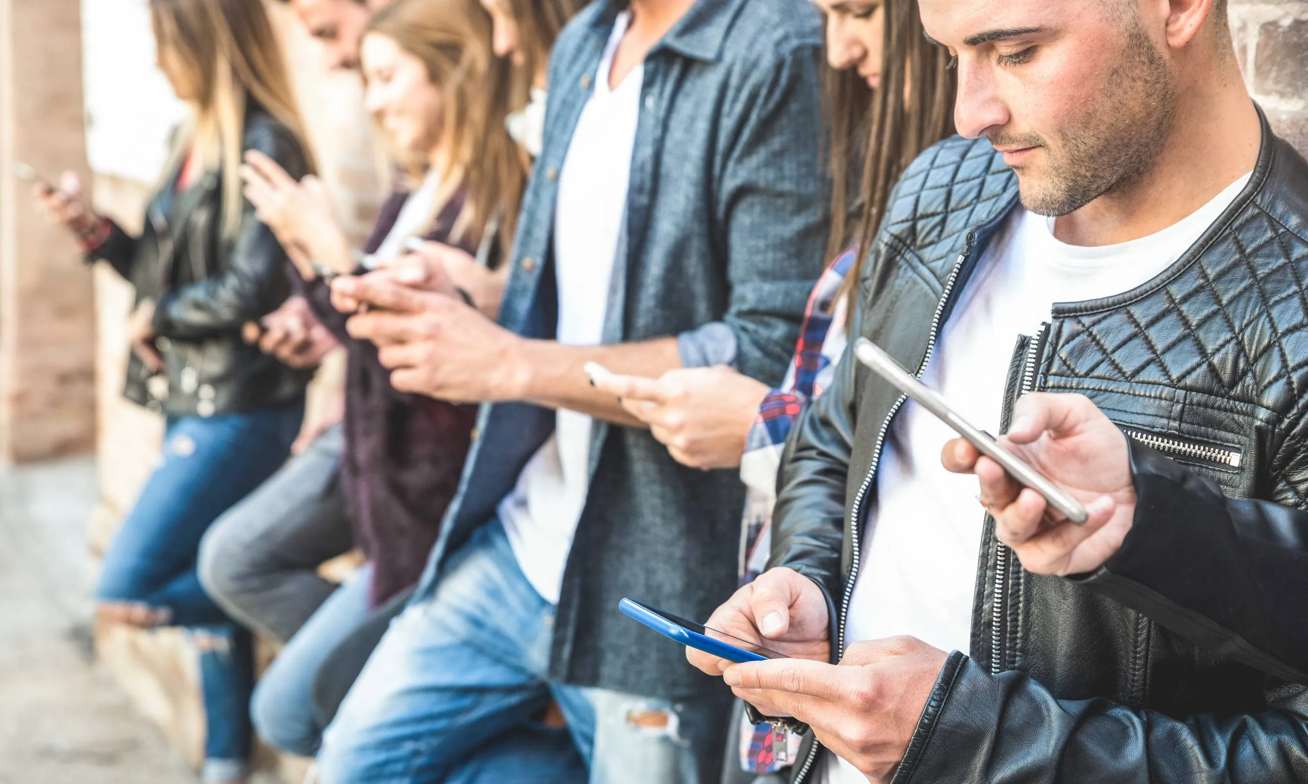 Experts waarschuwen: smartphone voor 13e kan mentale gezondheid levenslang (!) schaden