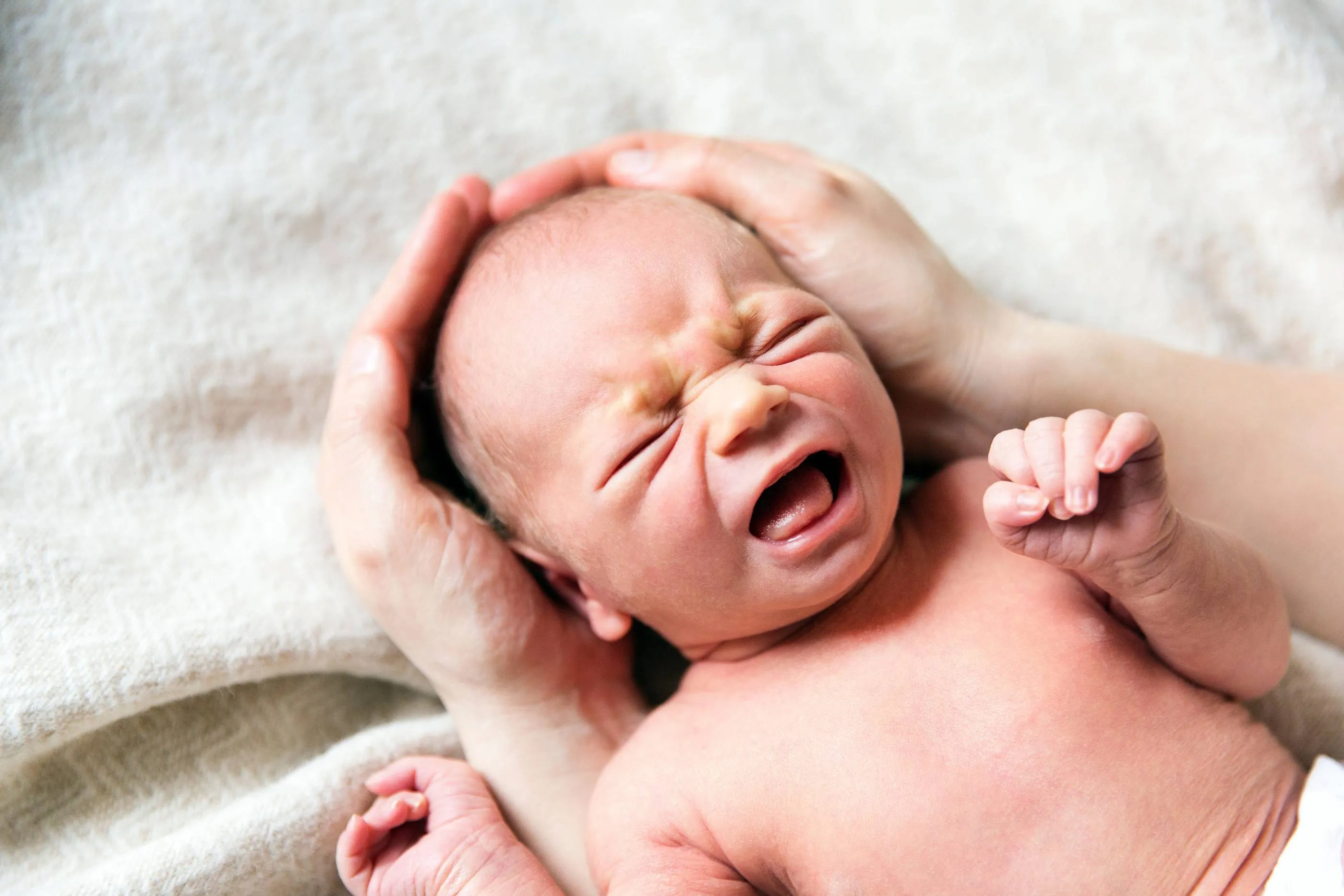 Het gehuil van een baby doet iets geks met je gezicht, blijkt uit nieuwe studie